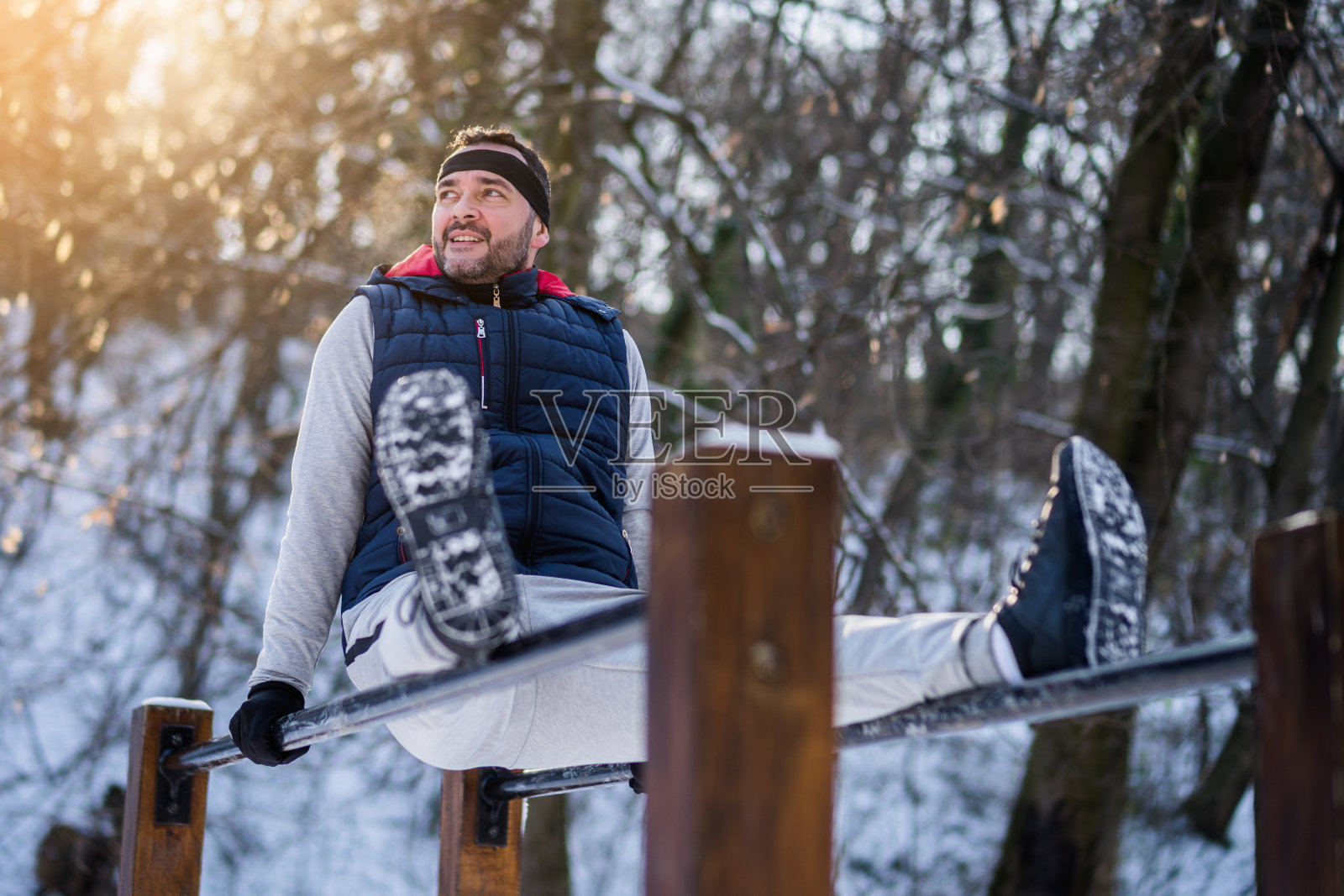 男子在冬天锻炼照片摄影图片