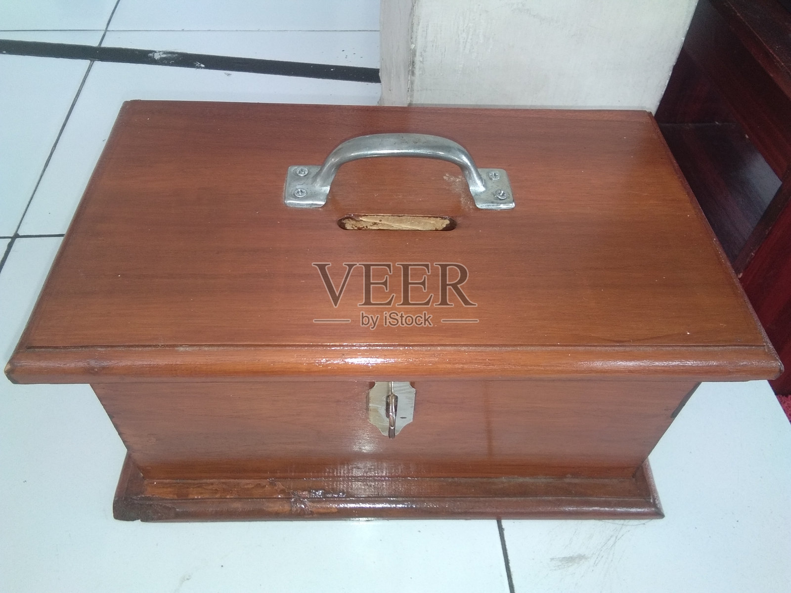 棕色木头做的慈善箱照片摄影图片