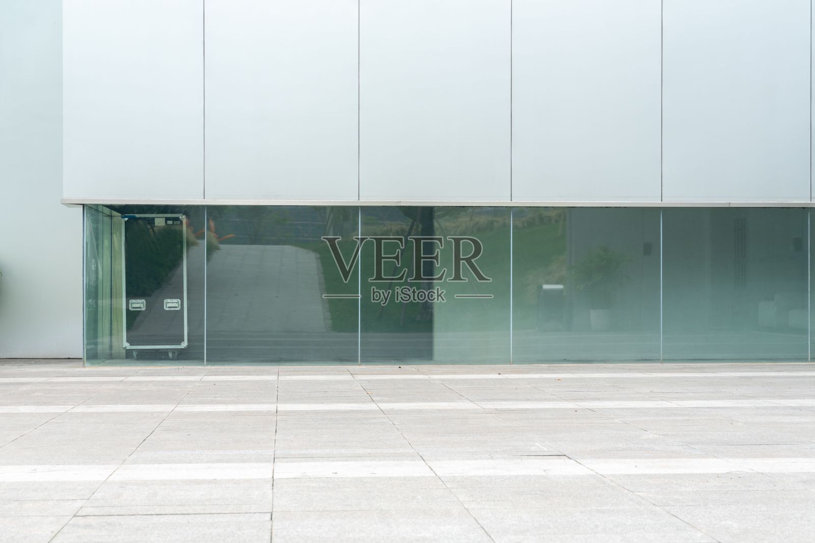 现代玻璃建筑前的空一楼照片摄影图片