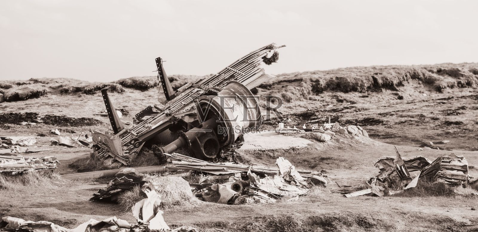 一架飞机在山上坠毁时的飞机残骸照片摄影图片