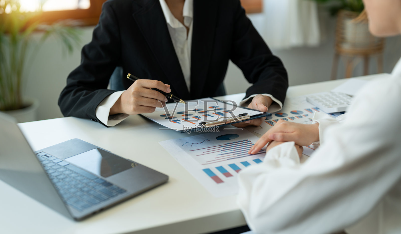 财务,会计,投资顾问和她的团队在办公室咨询。团队会议概念照片摄影图片