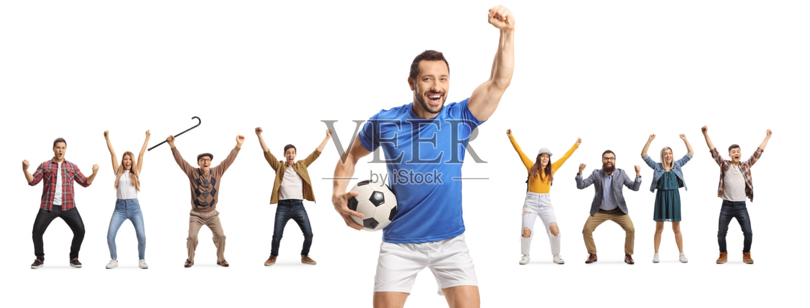 一个拿着球的足球运动员和一群在后面欢呼的人照片摄影图片