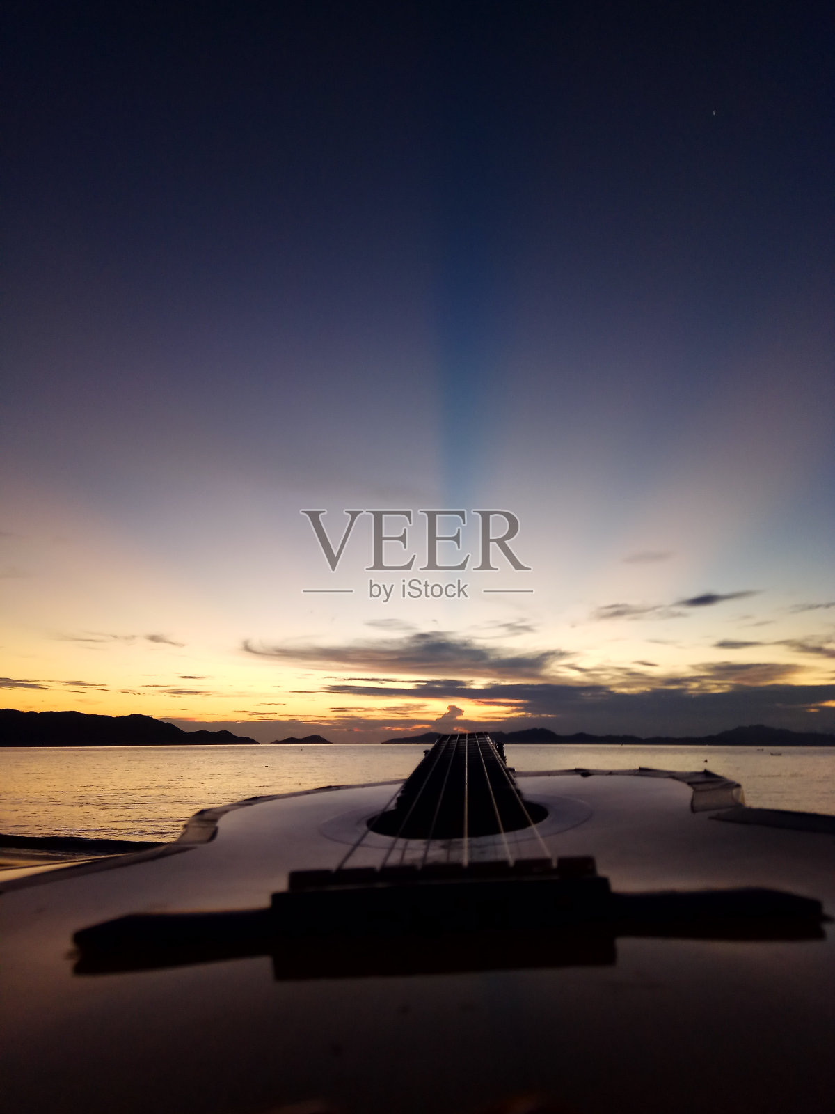 亚齐日落时的戏剧性天空照片摄影图片