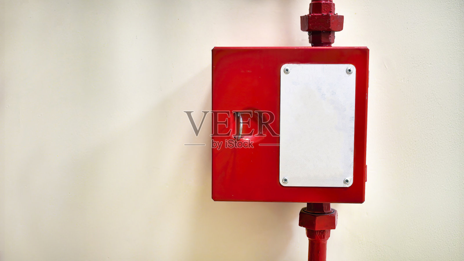 红色金属箱,白色钢板,消防系统垂直红色管,背景为混凝土墙,隔离,复制空间照片摄影图片