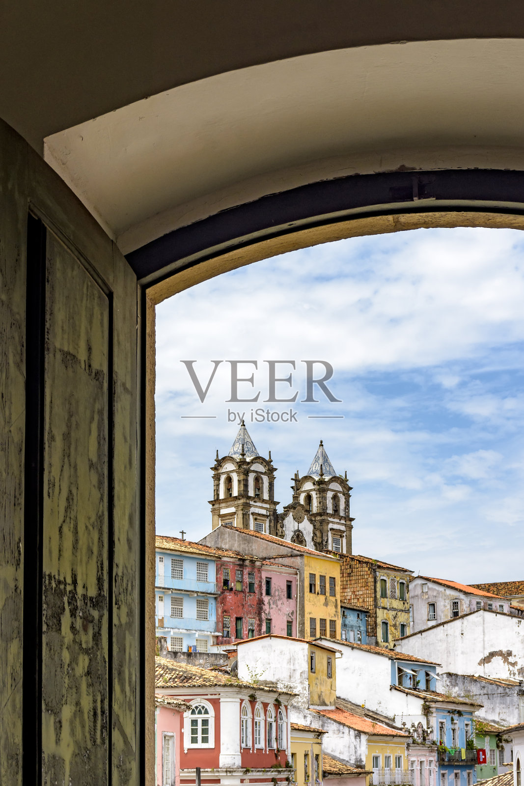 透过一扇古老的窗户,可以看到著名的佩洛里尼奥社区照片摄影图片