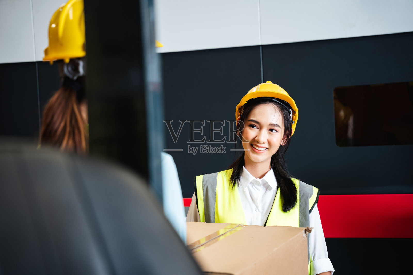 一个快乐的仓库工人的肖像在仓库或仓库,而看着相机。照片摄影图片