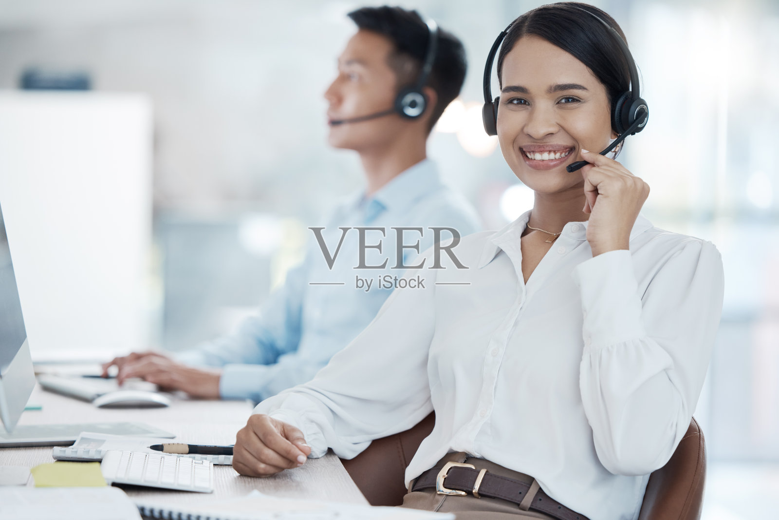 业务,呼叫中心顾问女性在线支持,电子商务帮助或IT创新。电话营销代理,顾问或虚拟客户服务画像与crm信息技术解决方案照片摄影图片