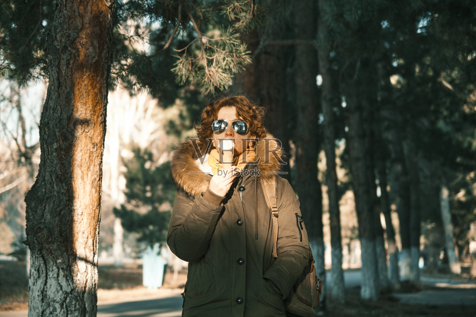 在冬天的小镇上,女人正在吃冰筒照片摄影图片