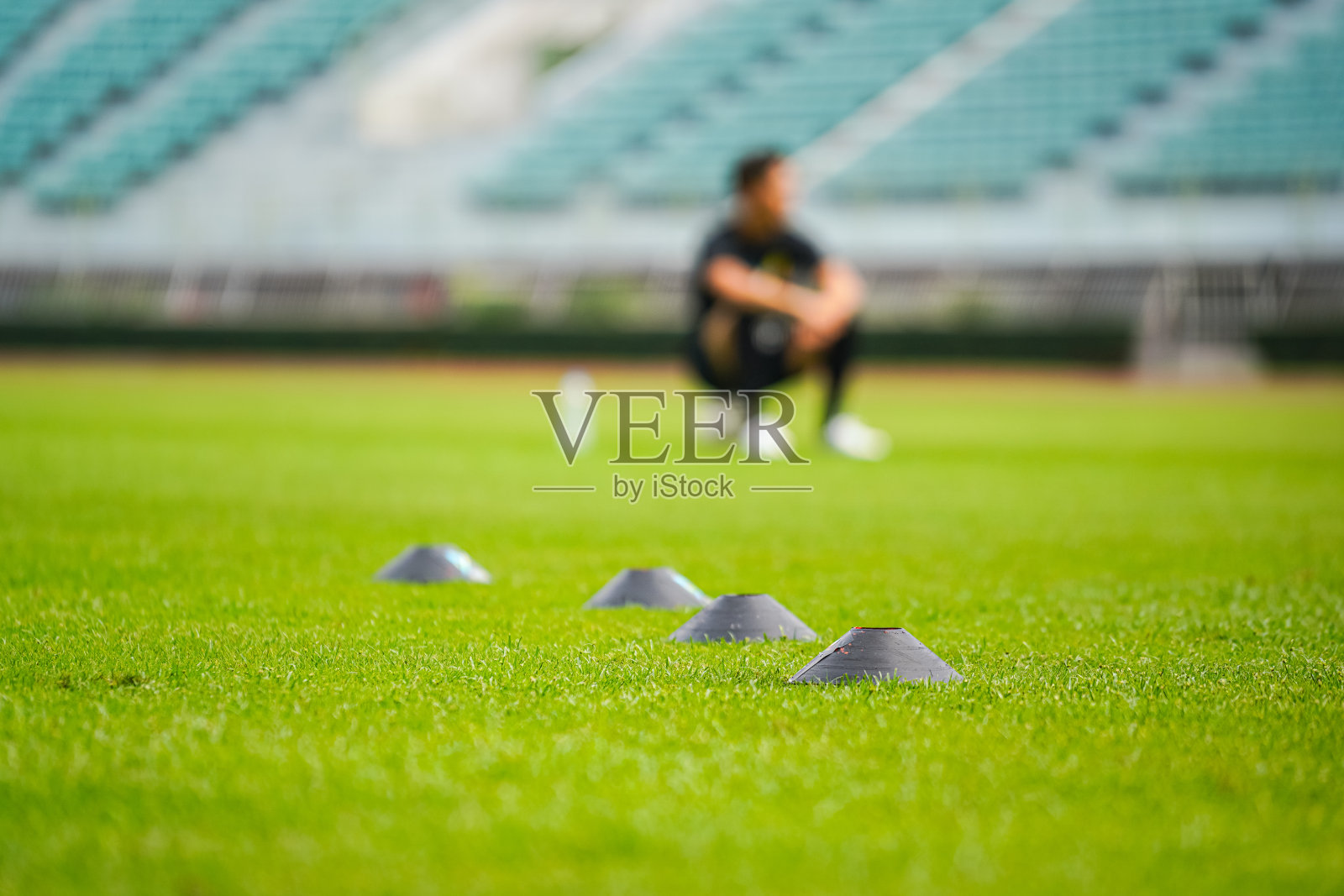 足球盘带训练。照片摄影图片