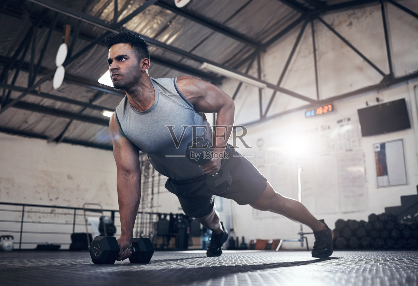 男子健身哑铃训练,健康锻炼和生活方式或运动健康动机。专注于健康的运动员,适合积极的生活方式和健身器材的肌肉增强技术照片摄影图片