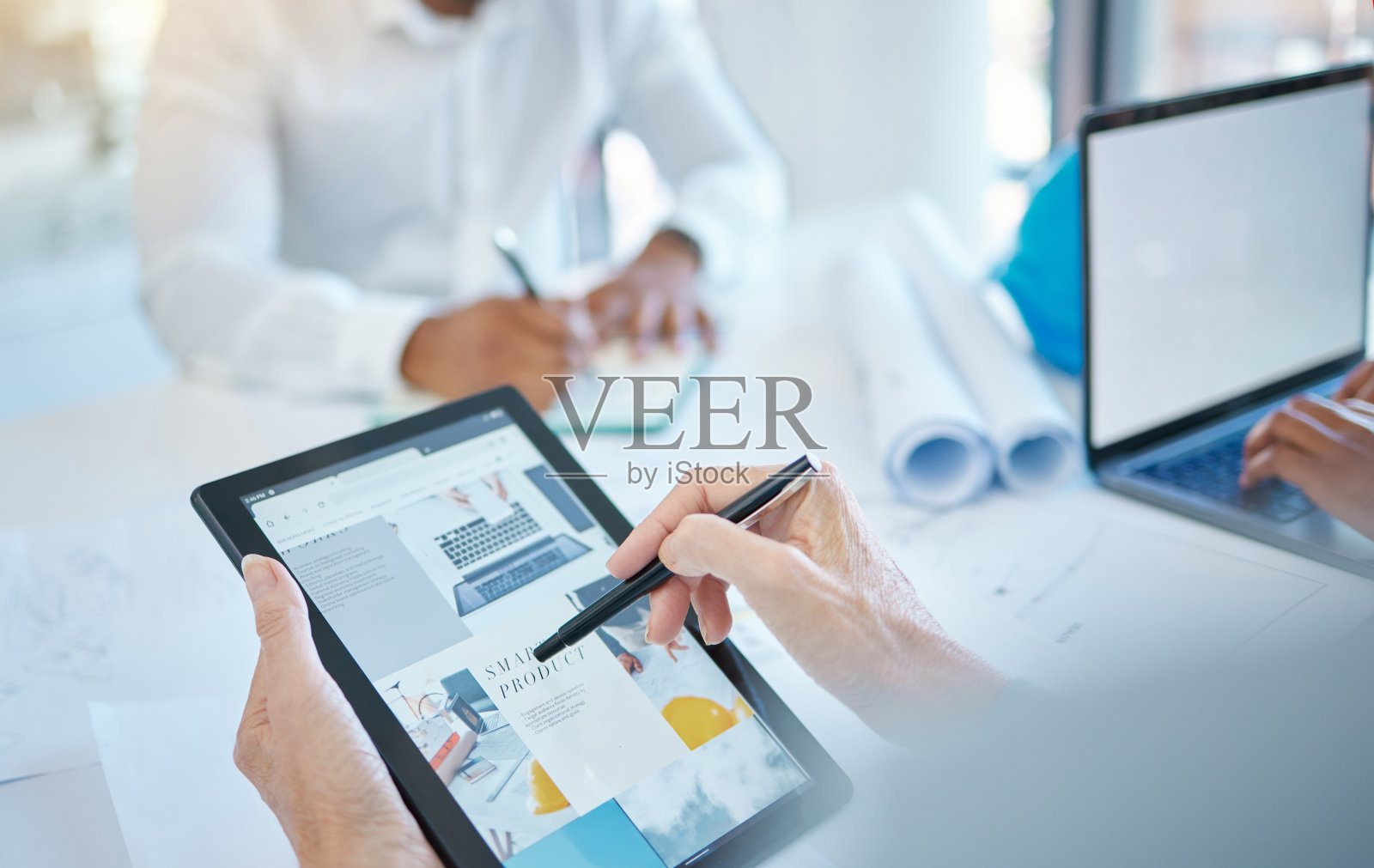 平面设计师,数字营销和平板电脑在商业手中与网站或网页设计的ux或ui产品在创意办公室或公司。广告,搜索引擎优化和技术屏幕软件分析照片摄影图片