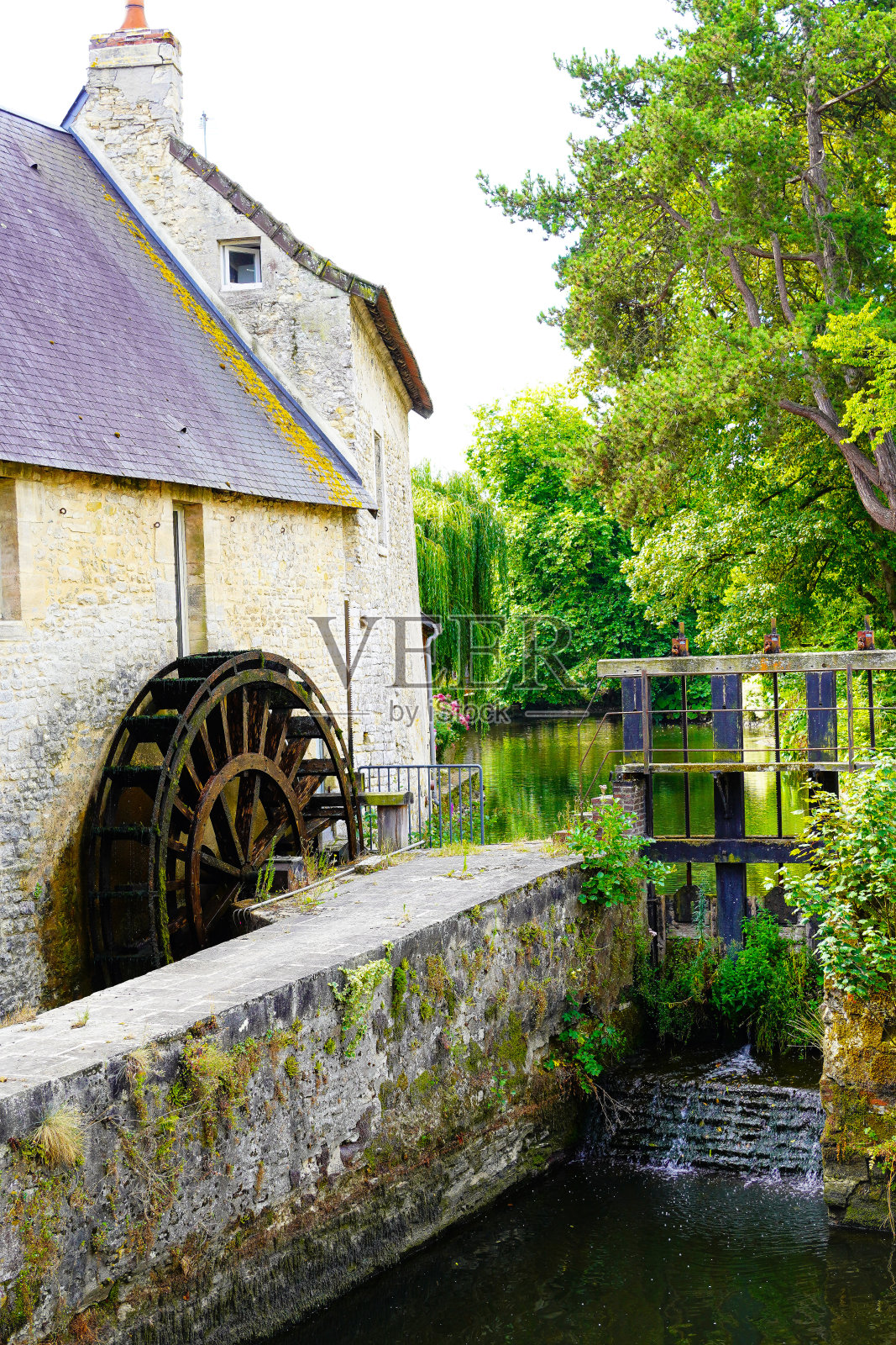 法国诺曼底贝叶市奥雷河上的水磨照片摄影图片