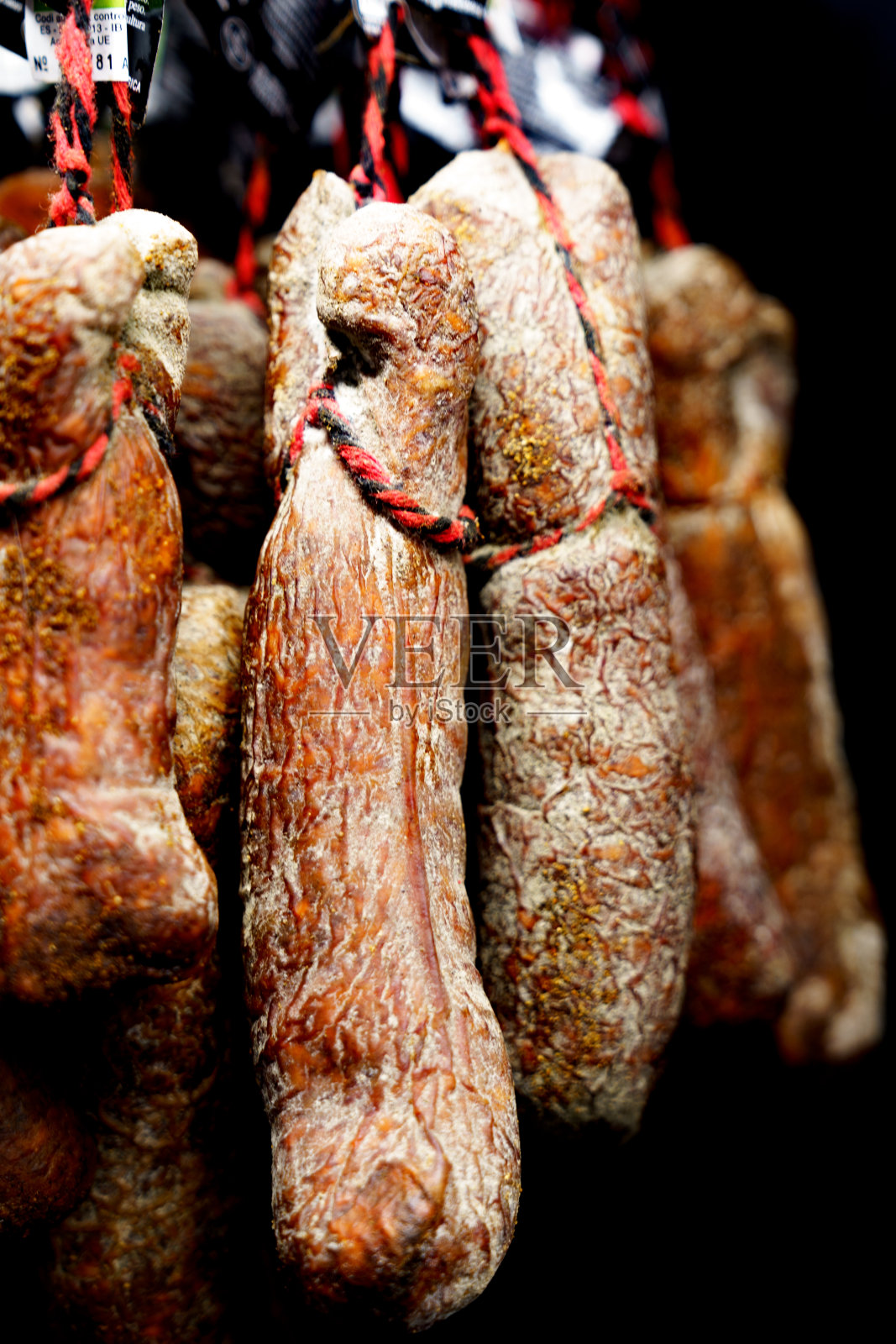 用绳子挂着当季的意大利腊肠照片摄影图片