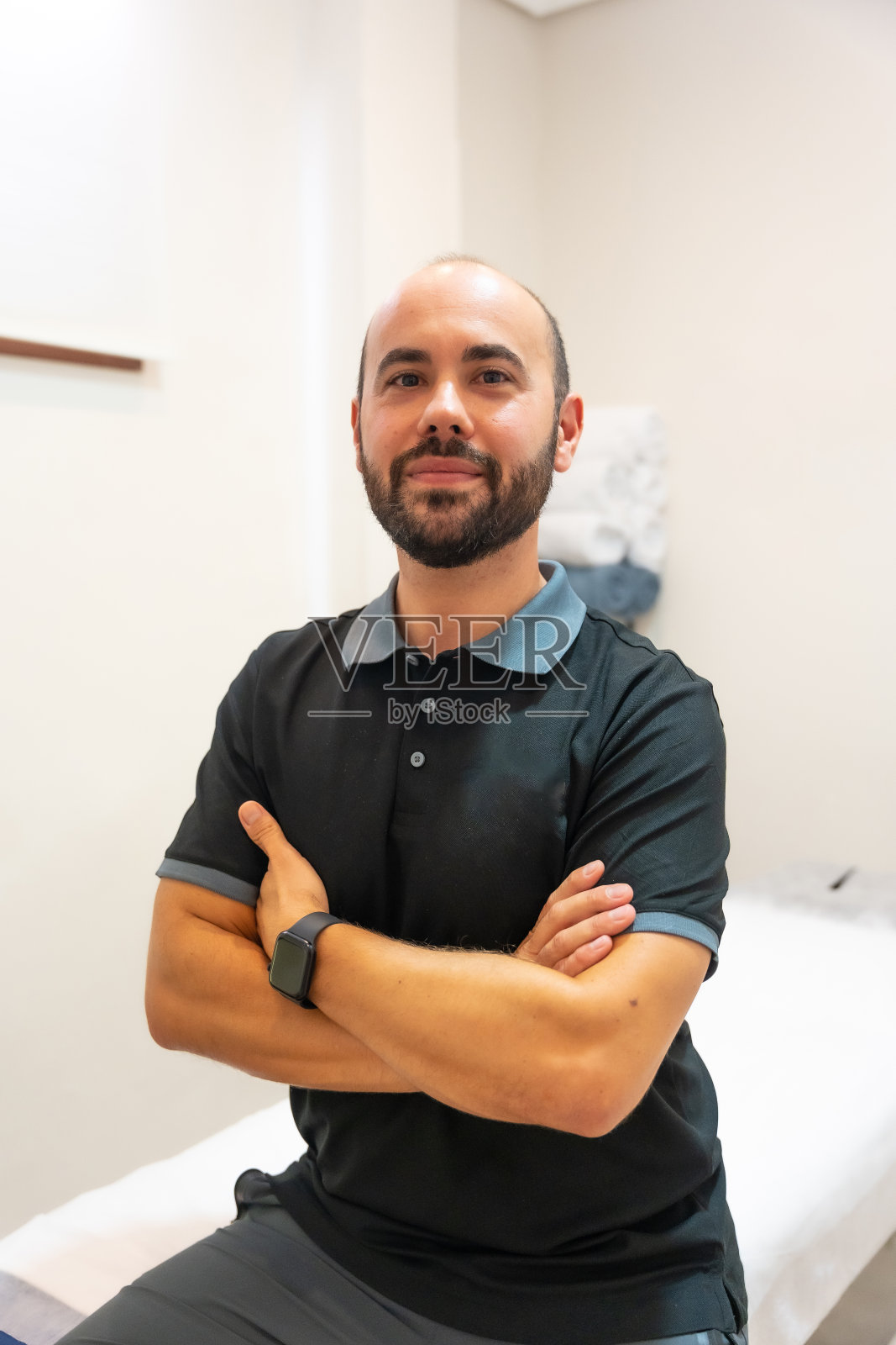 工作的理疗师在桌子上微笑,理疗师和运动整骨师照片摄影图片