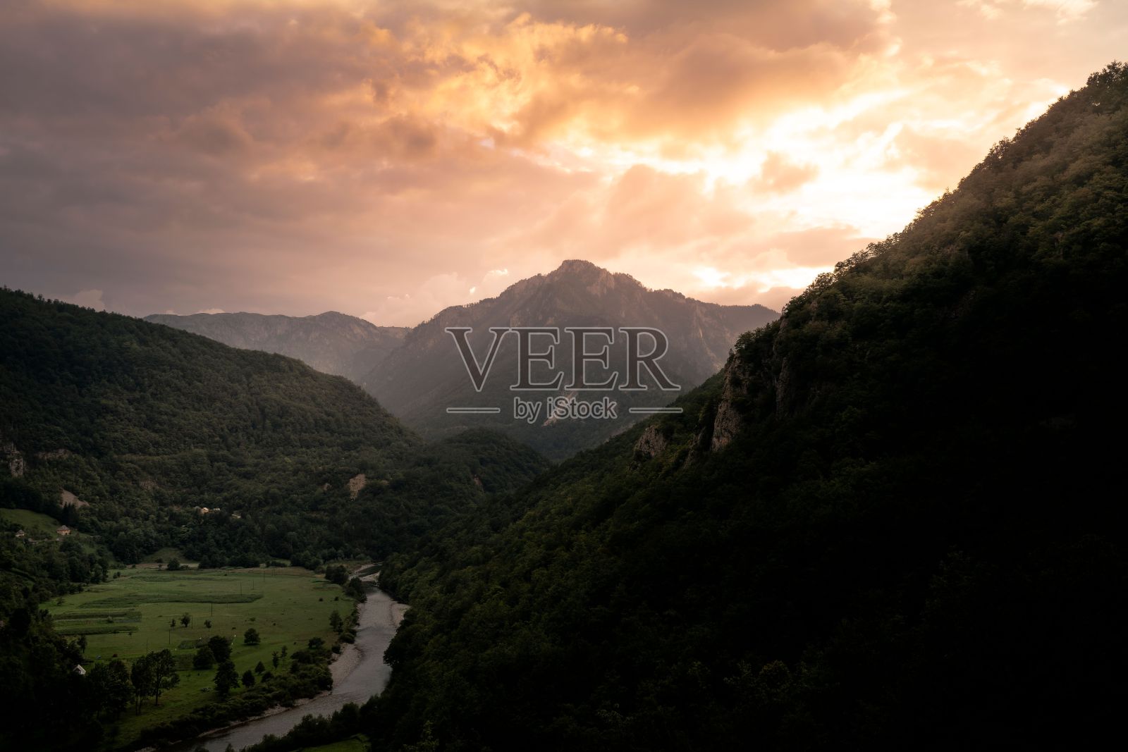 日出时的美丽景色,有绿树和河流照片摄影图片