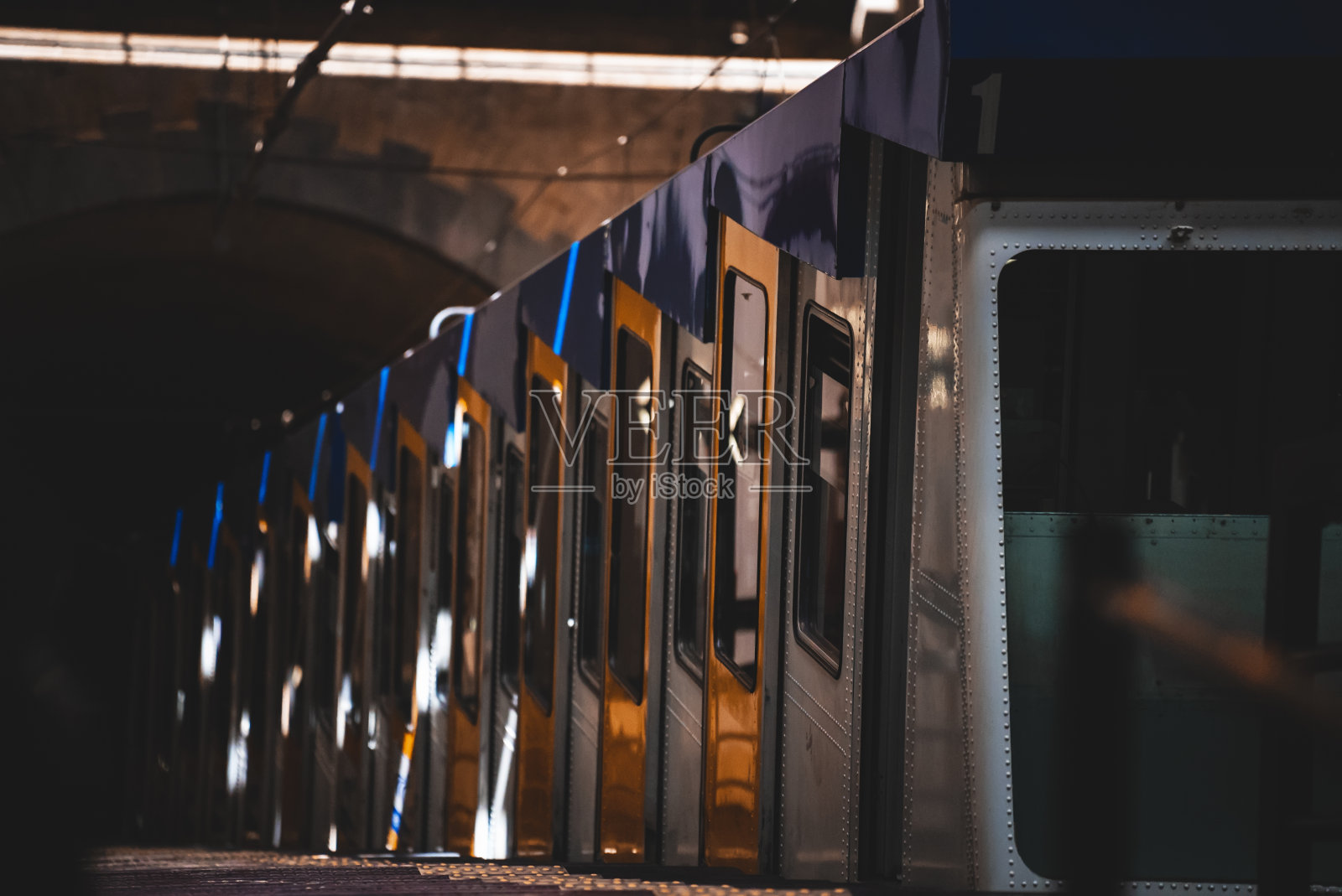 意大利那不勒斯的缆车列车。照片摄影图片