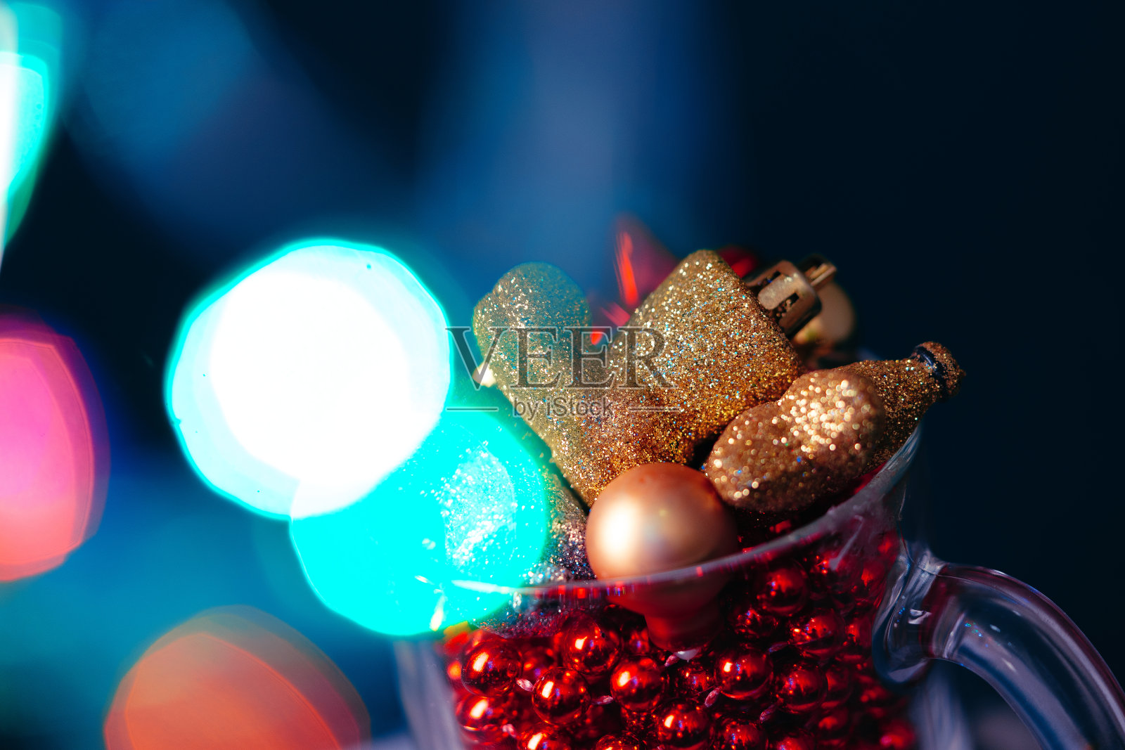 黑色背景上的酒杯里的圣诞小玩意照片摄影图片