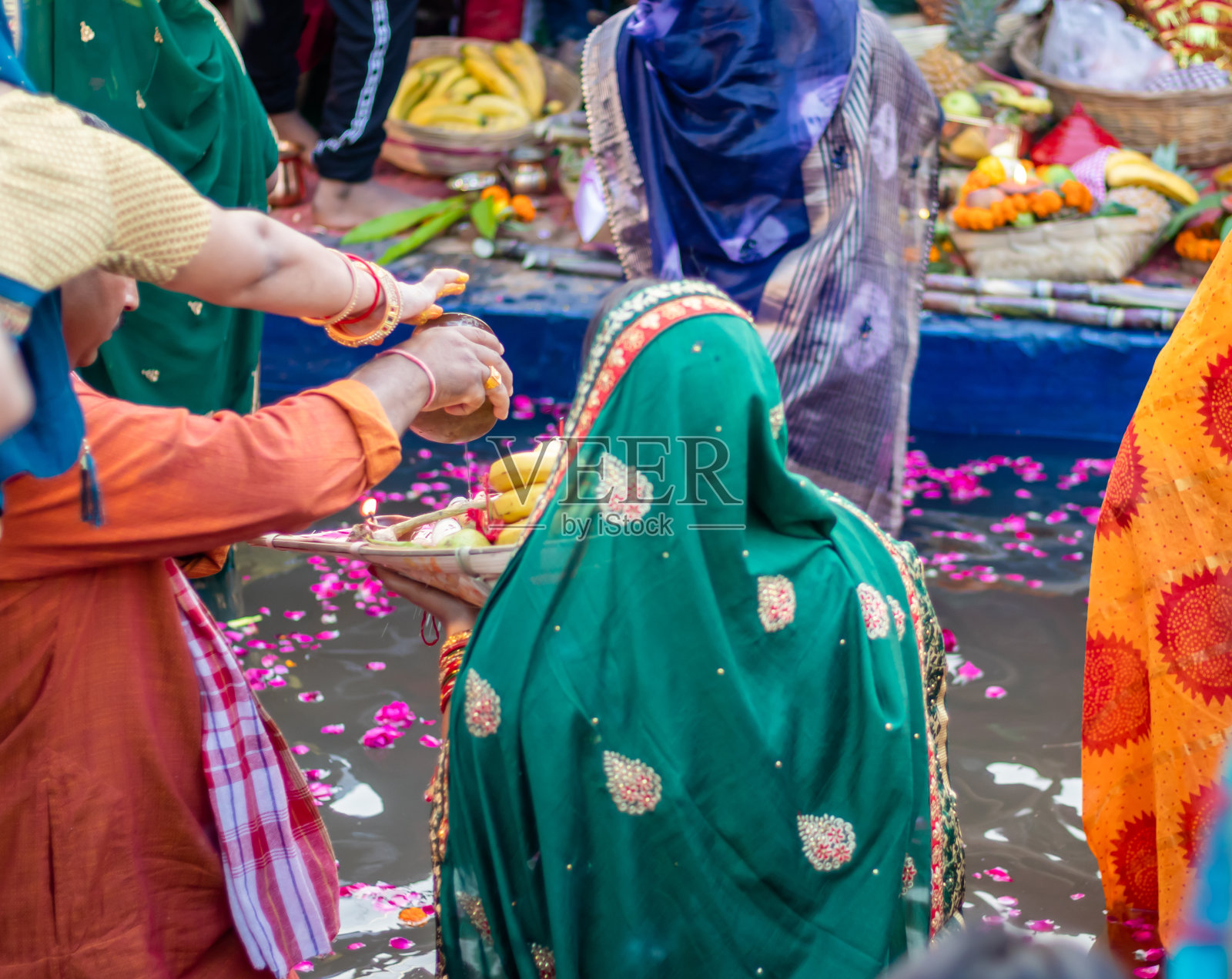 奉献者在查哈节向太阳神献上宗教祭品照片摄影图片