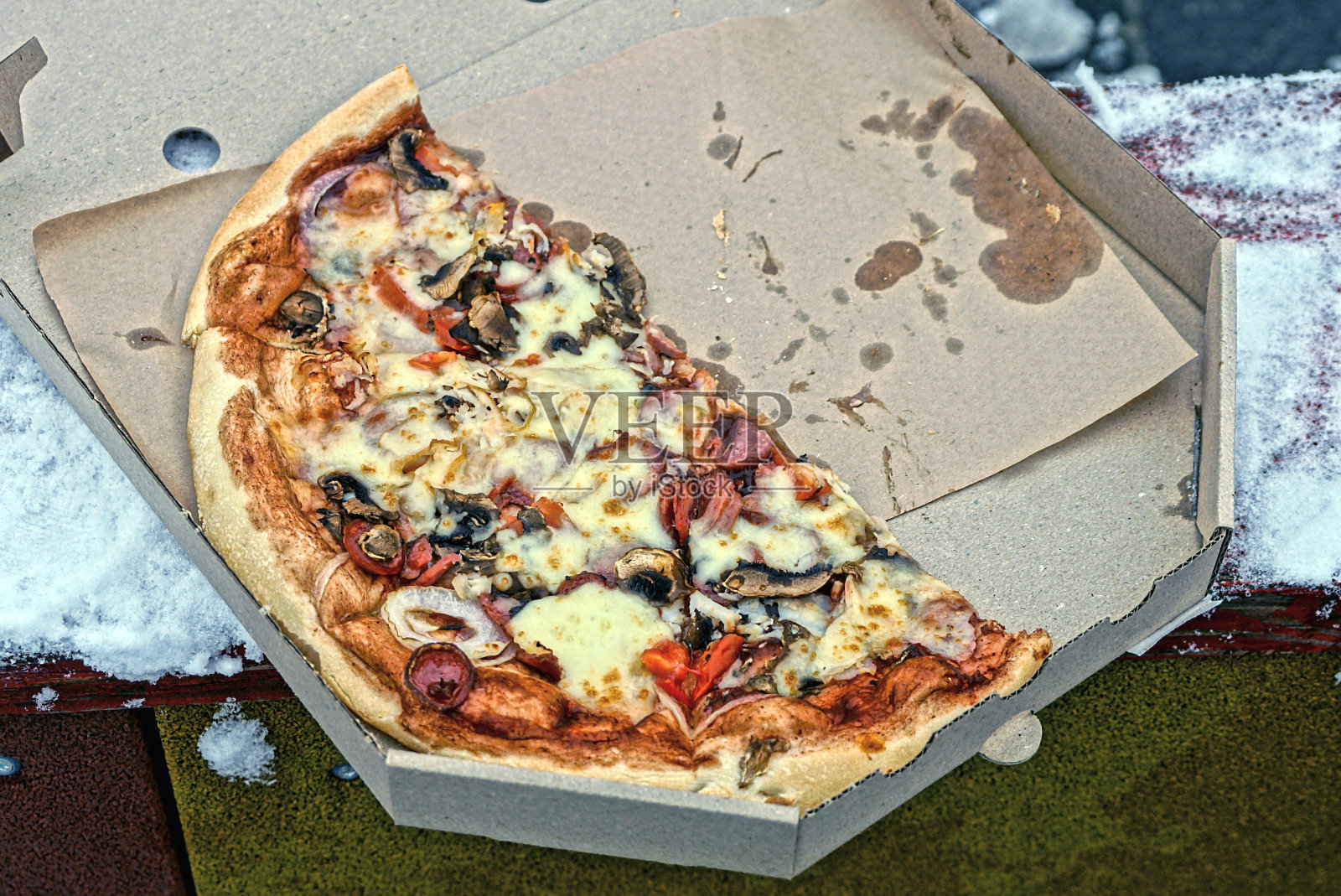 站在白雪皑皑的桌子上照片摄影图片