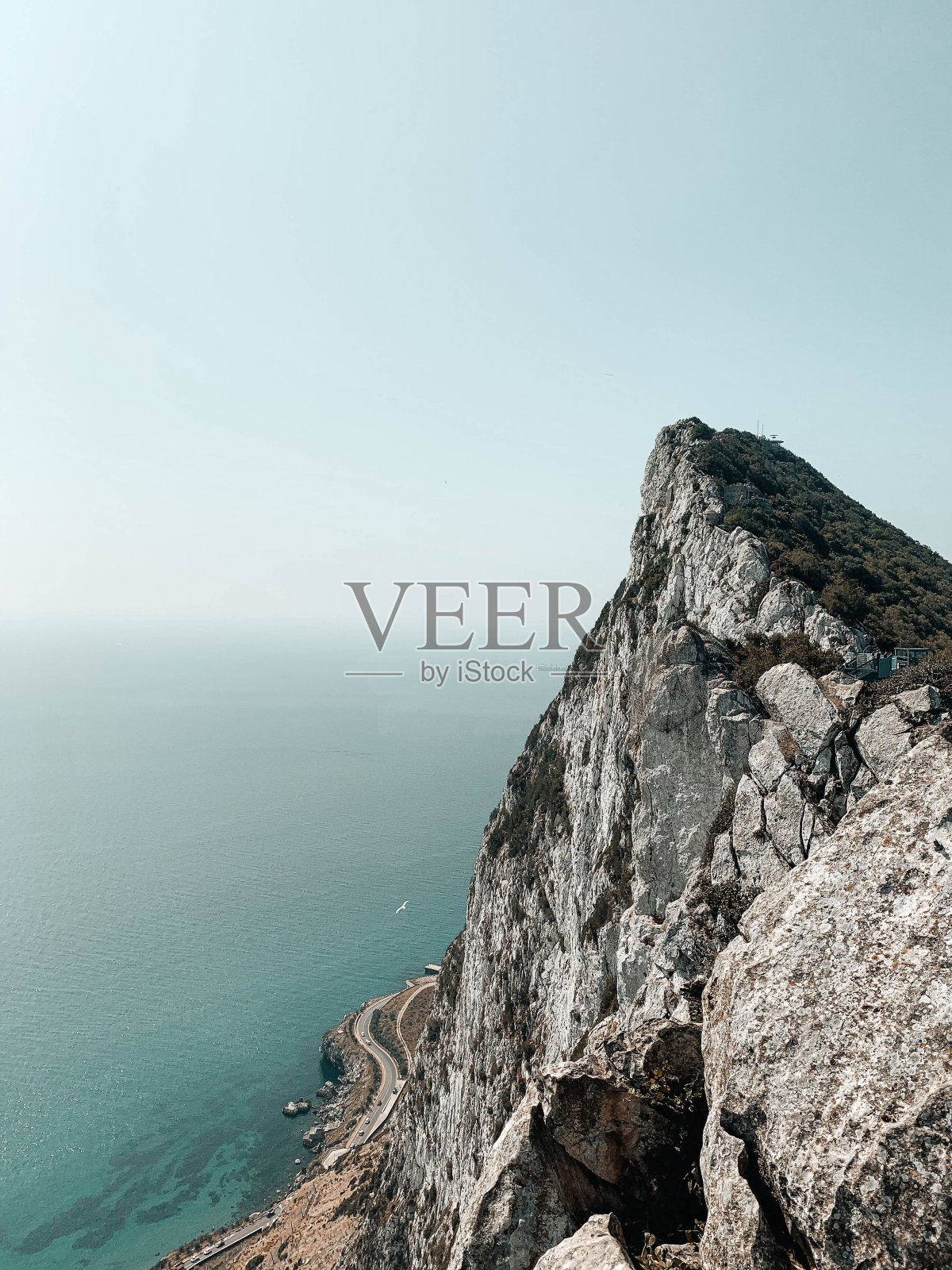 垂直的迷人的直布罗陀岩石在壮丽的大海前面照片摄影图片