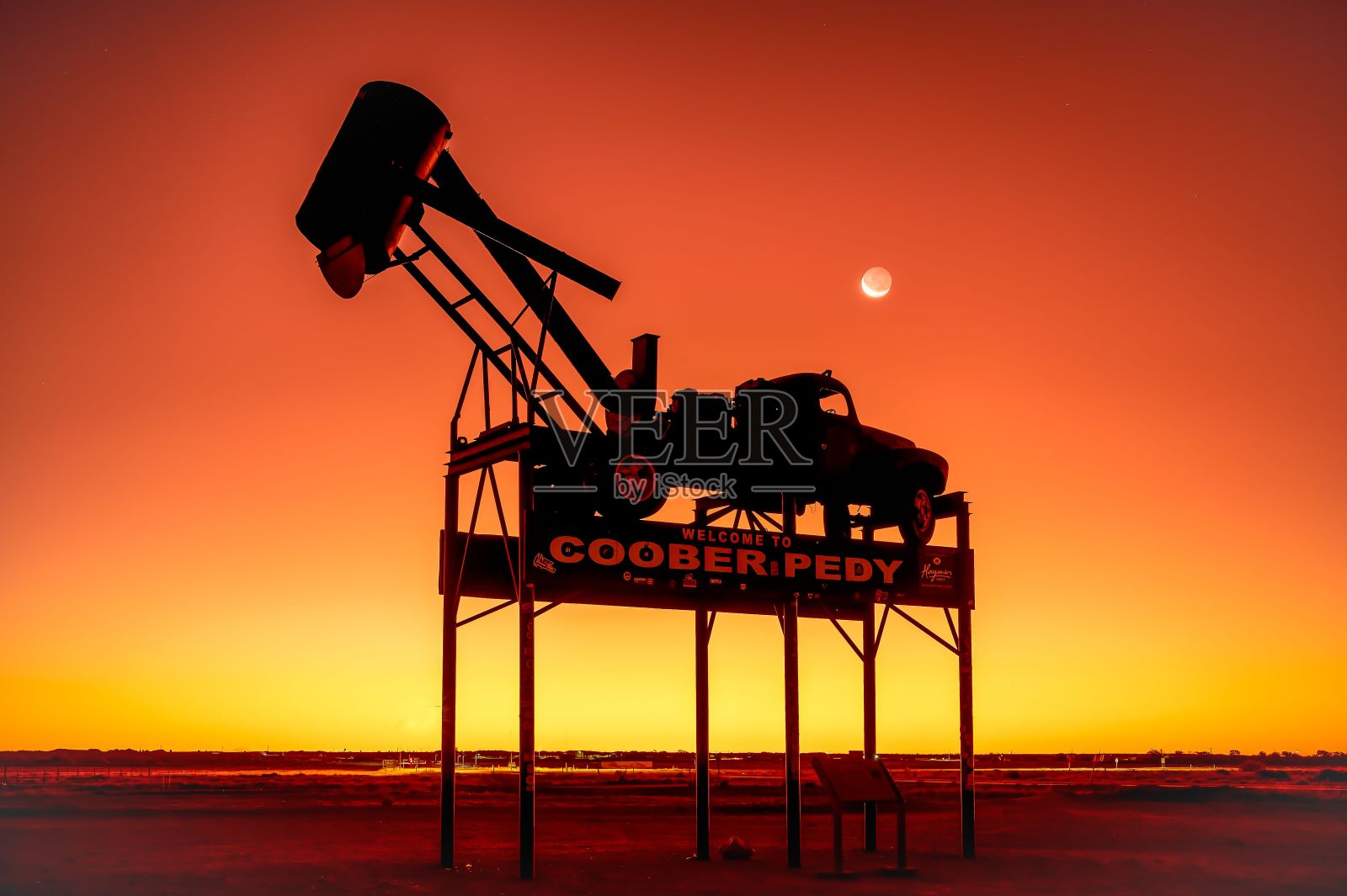 日落时分在南澳大利亚库伯小车的剪影照片摄影图片