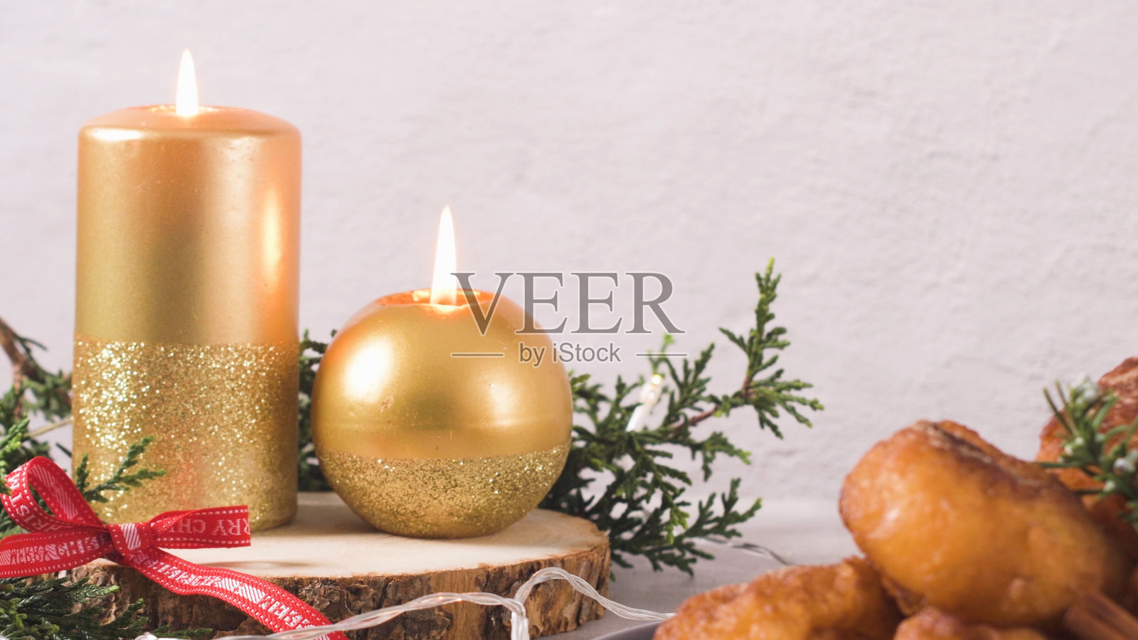 圣诞蜡烛和装饰品照片摄影图片