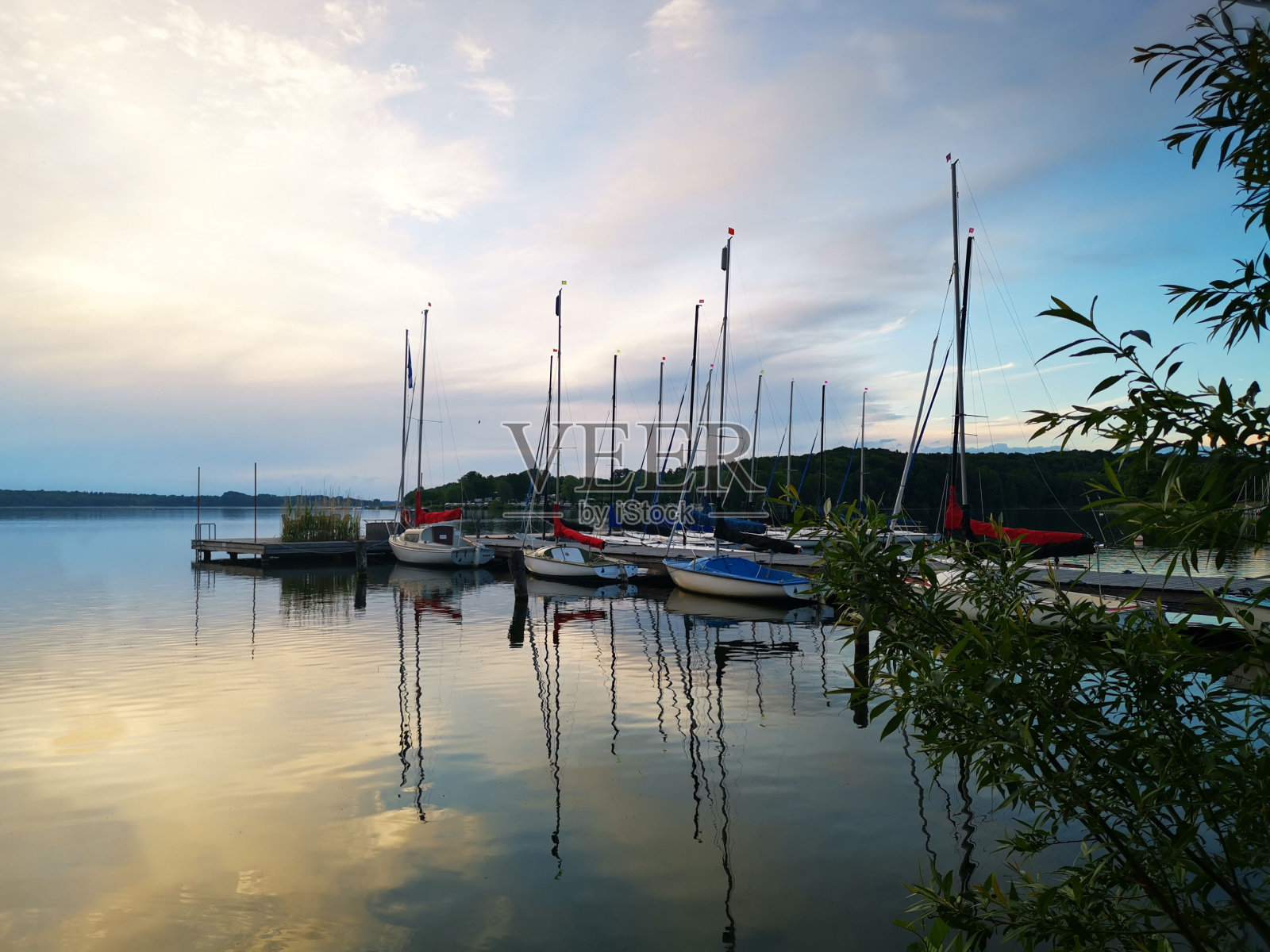 日落期间停靠在码头上的船只的风景镜头照片摄影图片