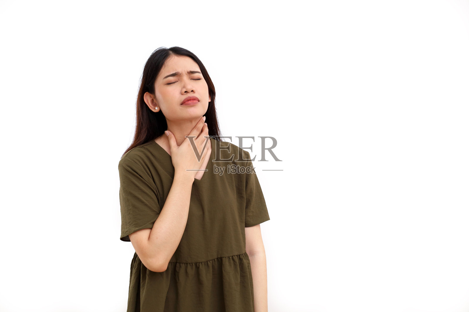 年轻美丽的亚洲女人站着,抱着她的脖子。她嗓子痛。用复制空间隔离在白色上照片摄影图片