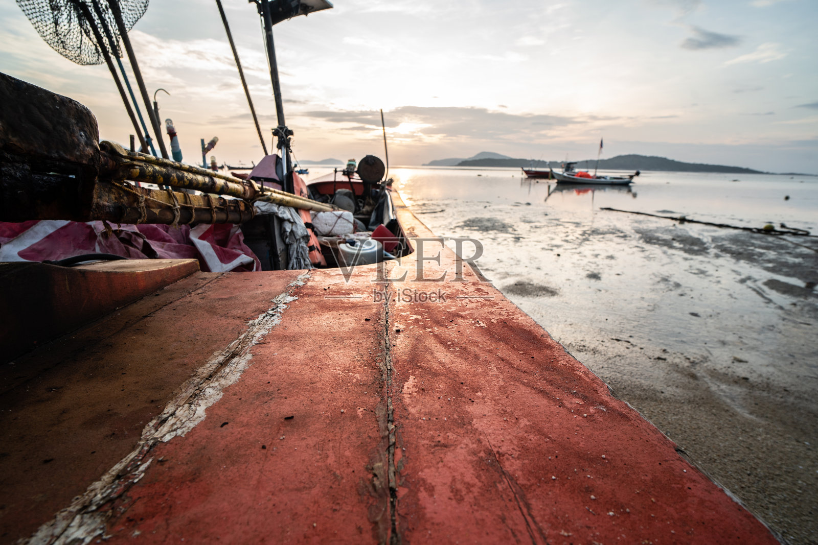 美丽的热带海岸在流出与传统的长尾船,普吉岛,泰国。日出。照片摄影图片