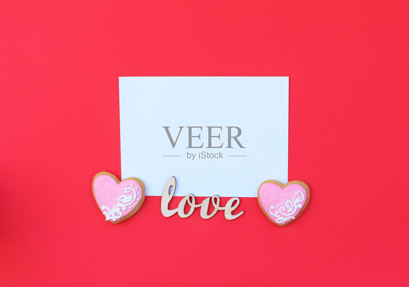 现代礼品构成白色信封上有一颗粉红色的爱心照片摄影图片