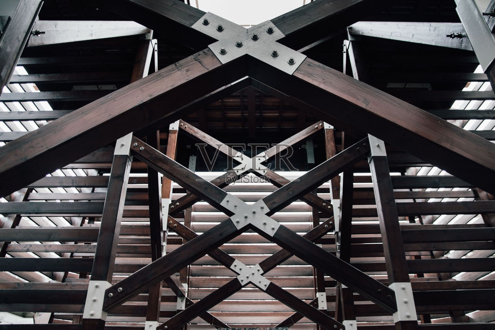 白天在建筑中一起框架的木制部分的特写照片摄影图片