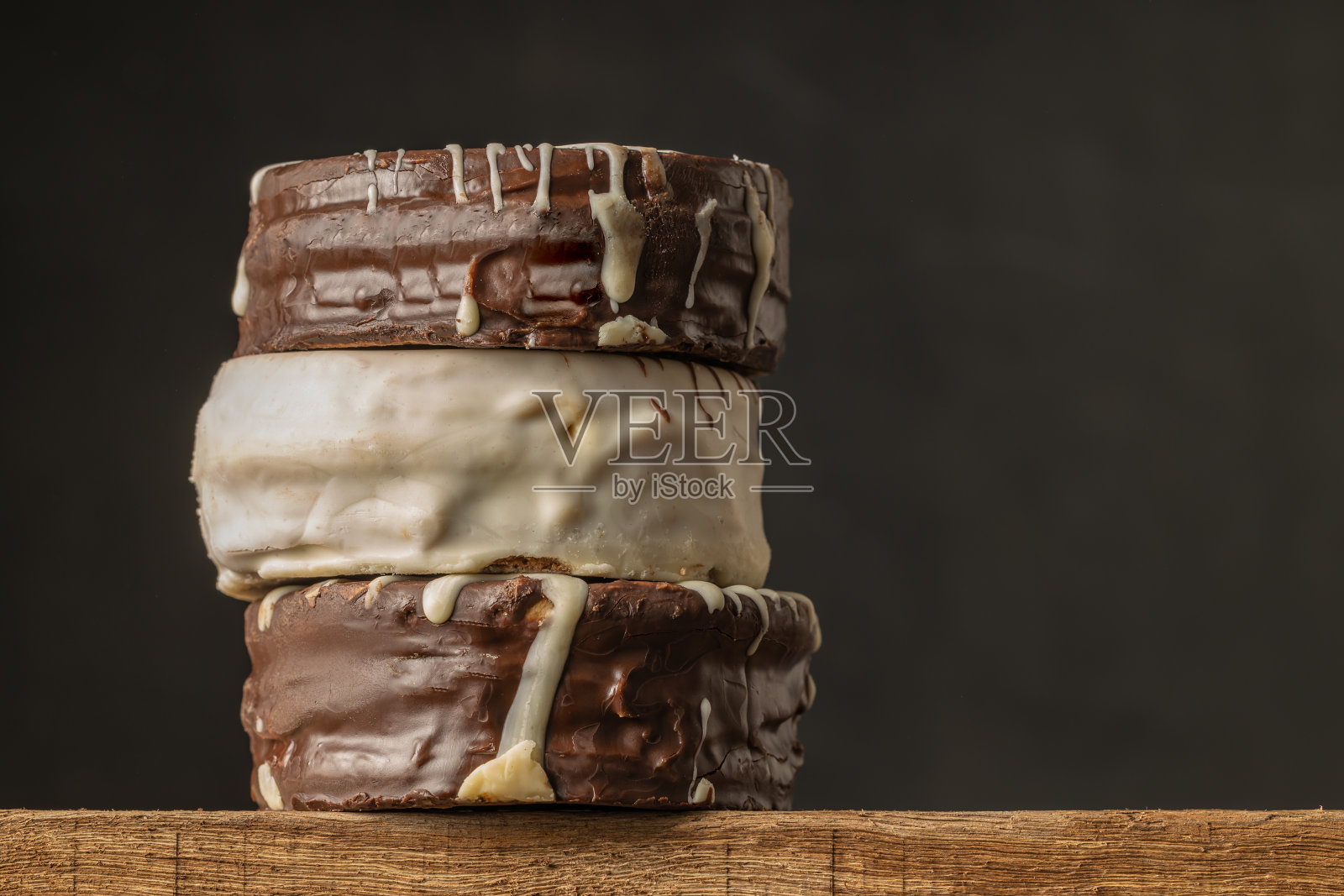 堆叠的alfajores在一个木材复制空间。典型的阿根廷糖果。照片摄影图片