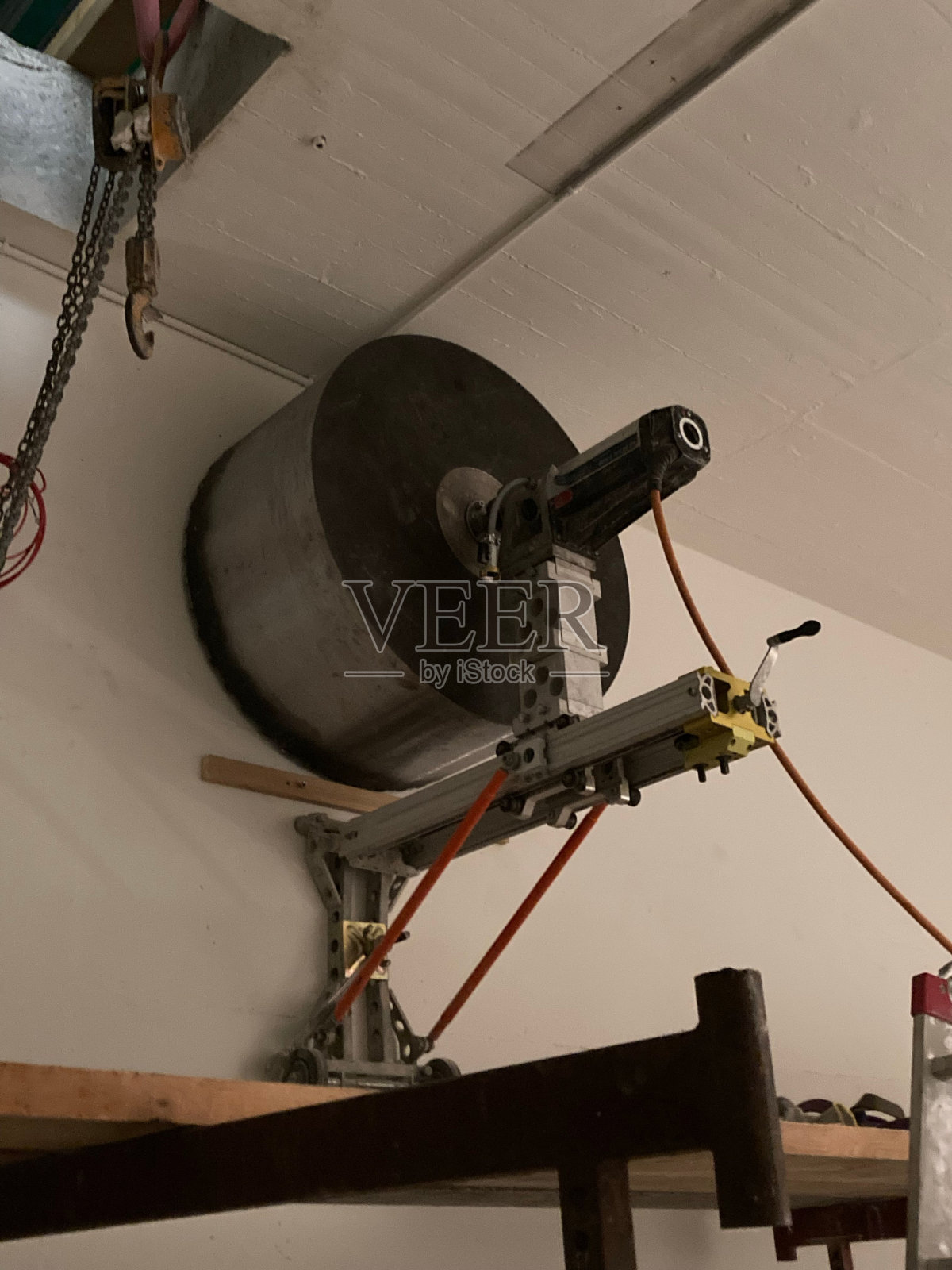 车库门电缆的垂直镜头照片摄影图片