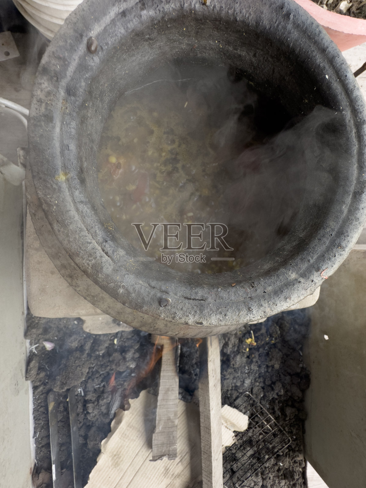 传统的古着烹饪在泥容器古着烹饪在加热锻造泥Sigdi Sigri炉子加热木头烧煤火在古代印度通常使用照片摄影图片