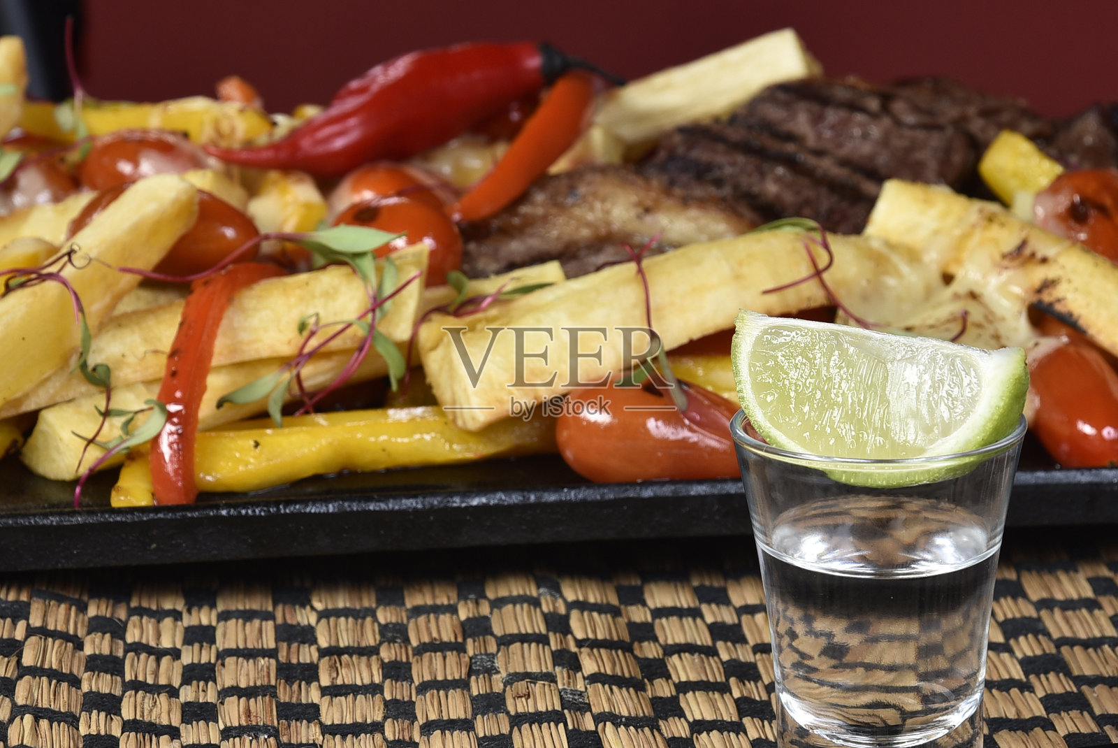 俱乐部牛排配胡椒酱和烤蔬菜在砧板上,深色的木制背景照片摄影图片