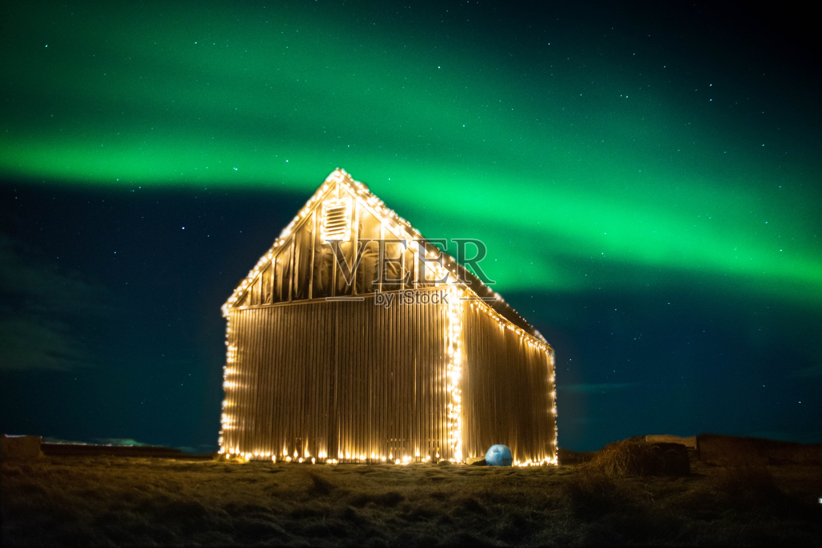 极光下的小屋照片摄影图片