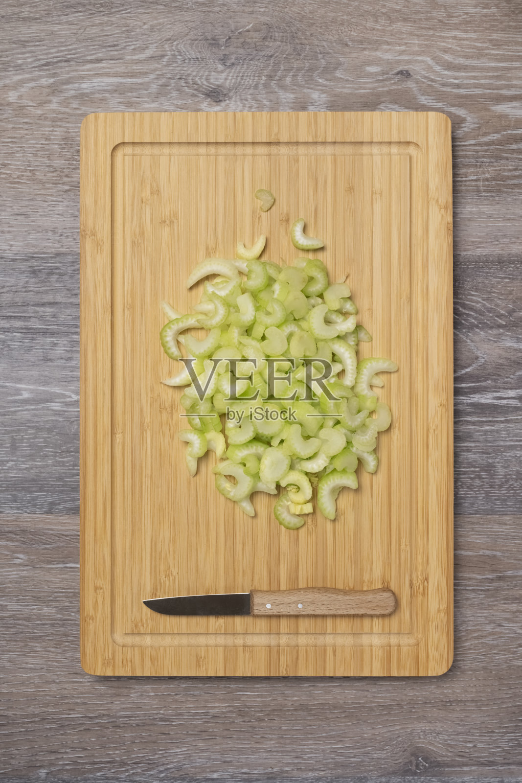 新鲜多汁的芹菜茎切成薄片照片摄影图片