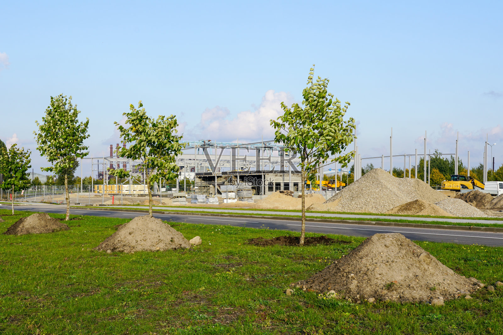 在改善新工业设施的周边环境中种植新树木照片摄影图片