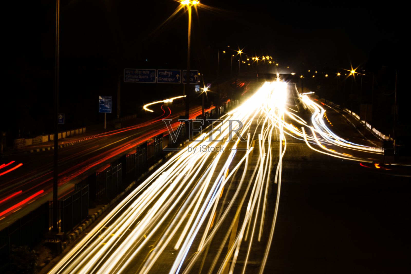 长长的道路被灯光照亮的长时间曝光镜头照片摄影图片