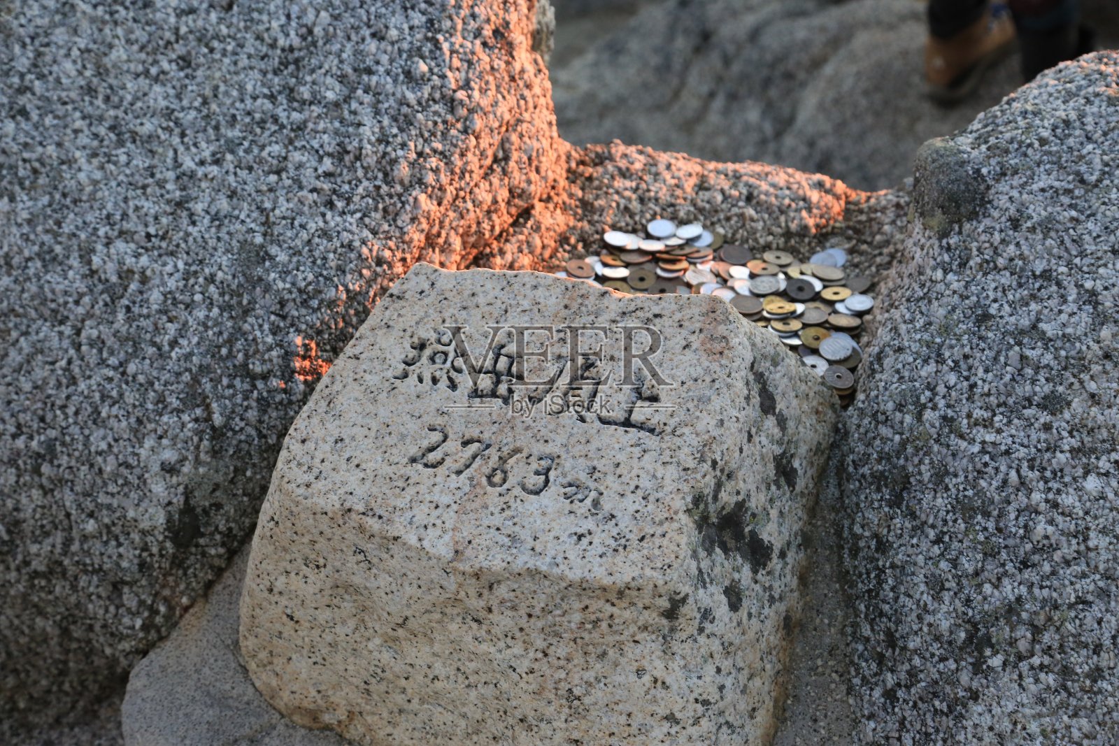 岩石上的文字特写镜头照片摄影图片