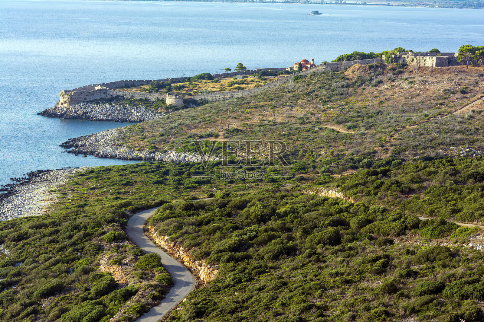 希腊伯罗奔尼撒半岛墨西尼亚州中心的中世纪派洛斯城堡的远景照片摄影图片