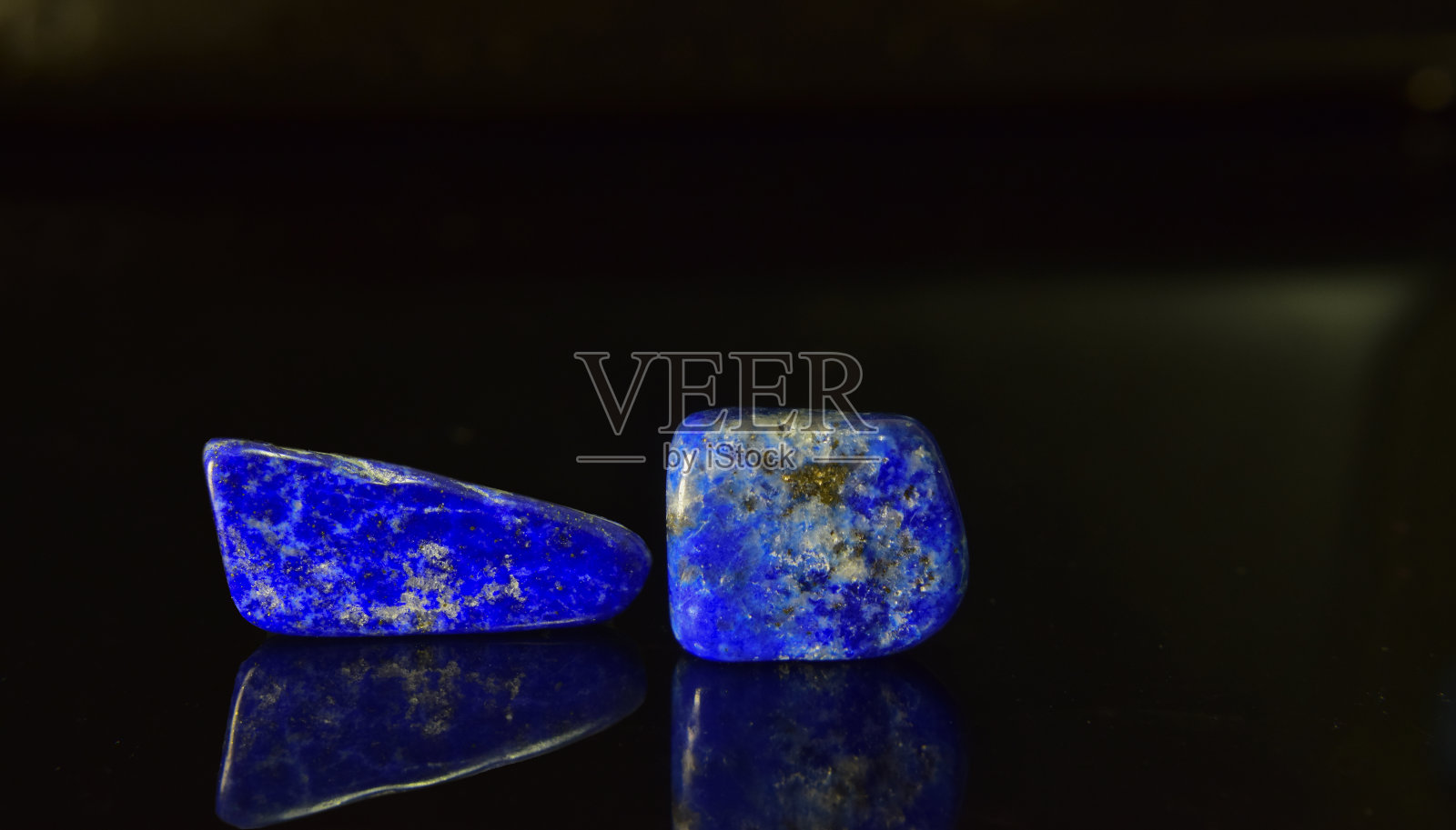 天青石是一种蓝色的装饰品。照片摄影图片