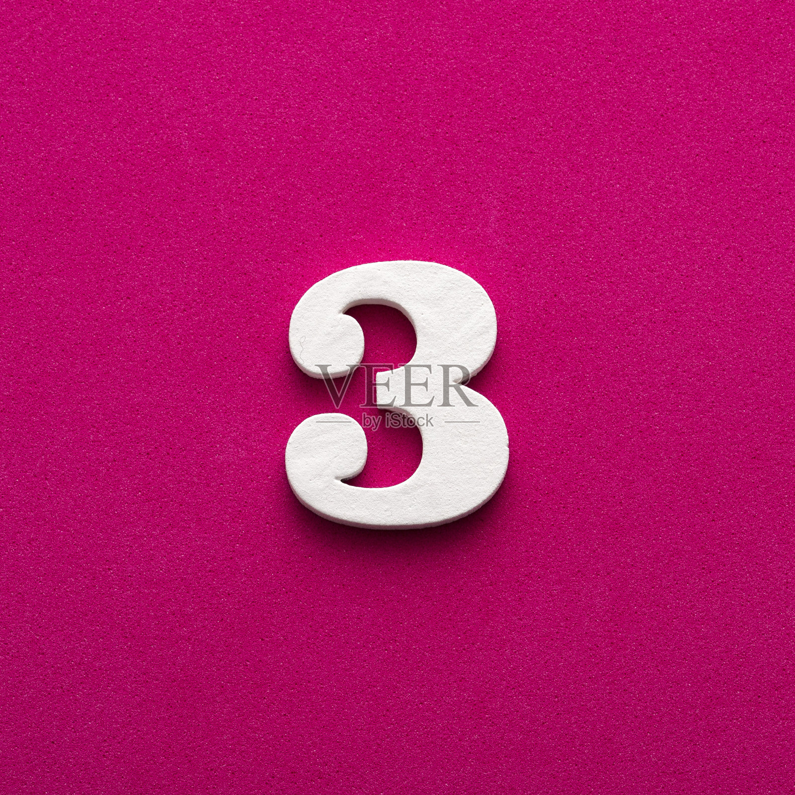 数字3 -白色木制数字罗丹明红色背景照片摄影图片