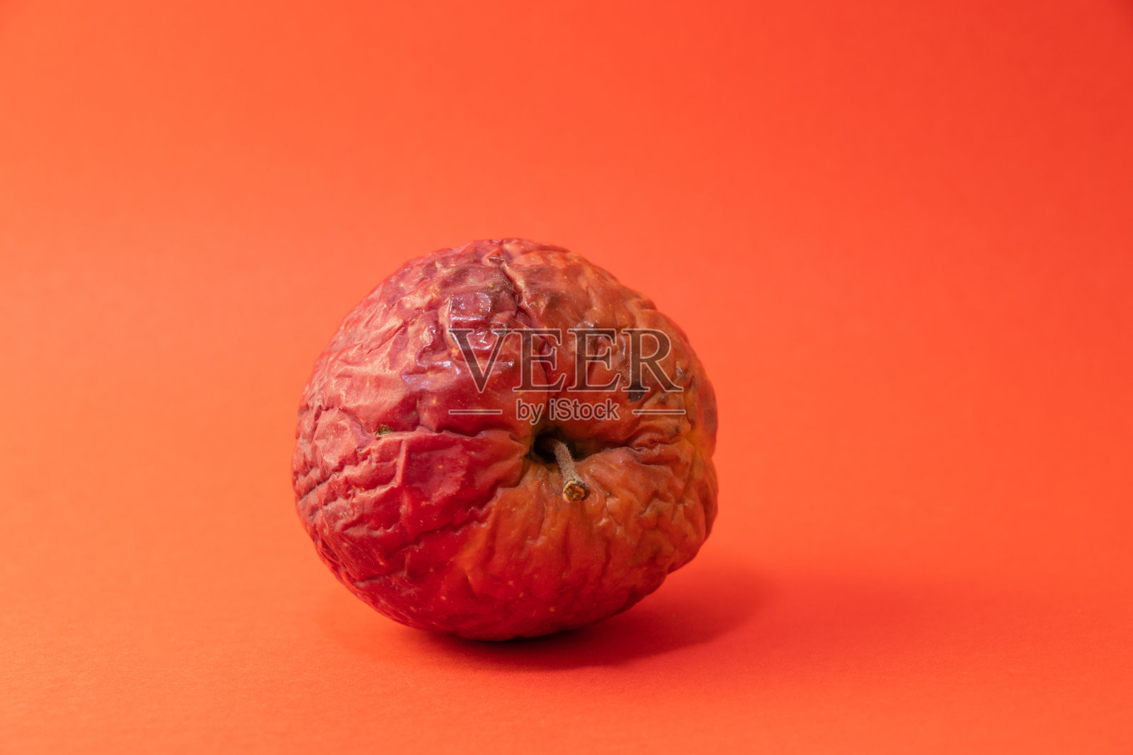 老烂苹果的彩色背景特写照片摄影图片