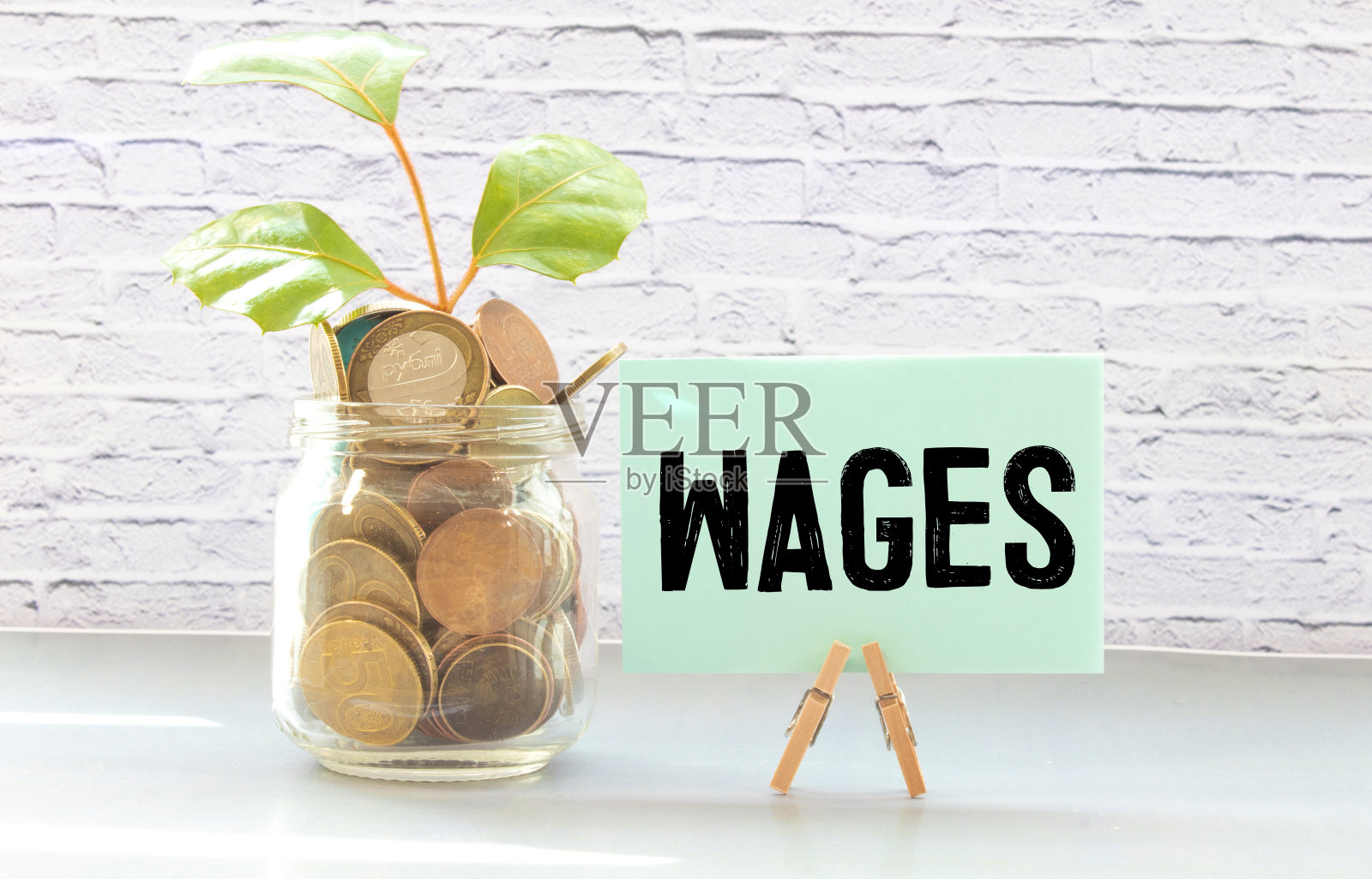 四个木块垂直堆叠在棕色背景上形成了“工资”这个词。照片摄影图片