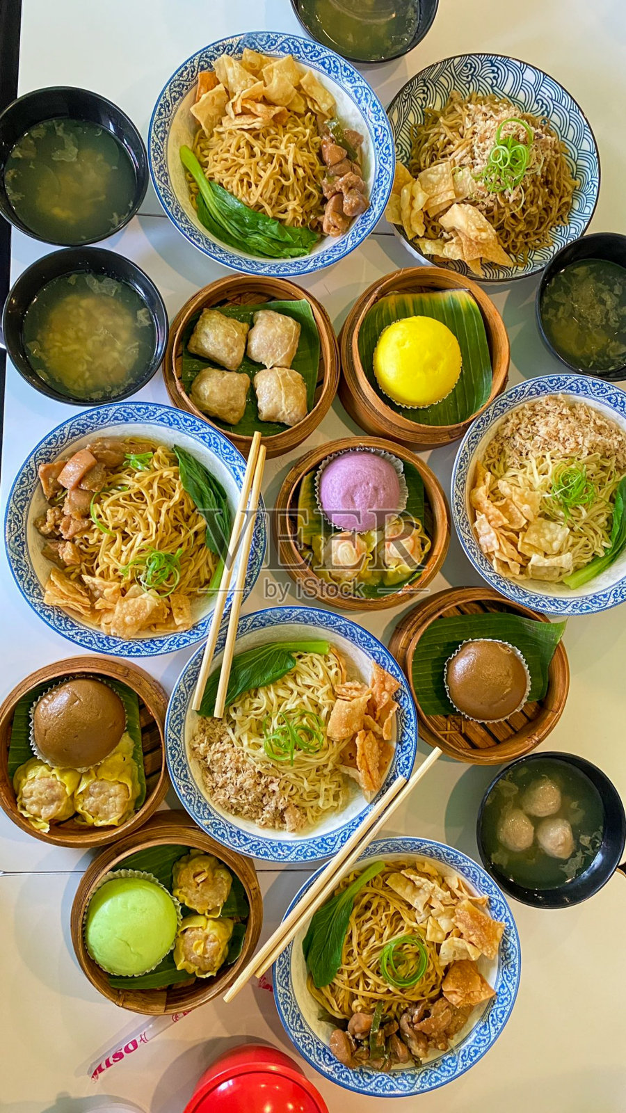 拉面,点心,肉丸,六个人吃照片摄影图片