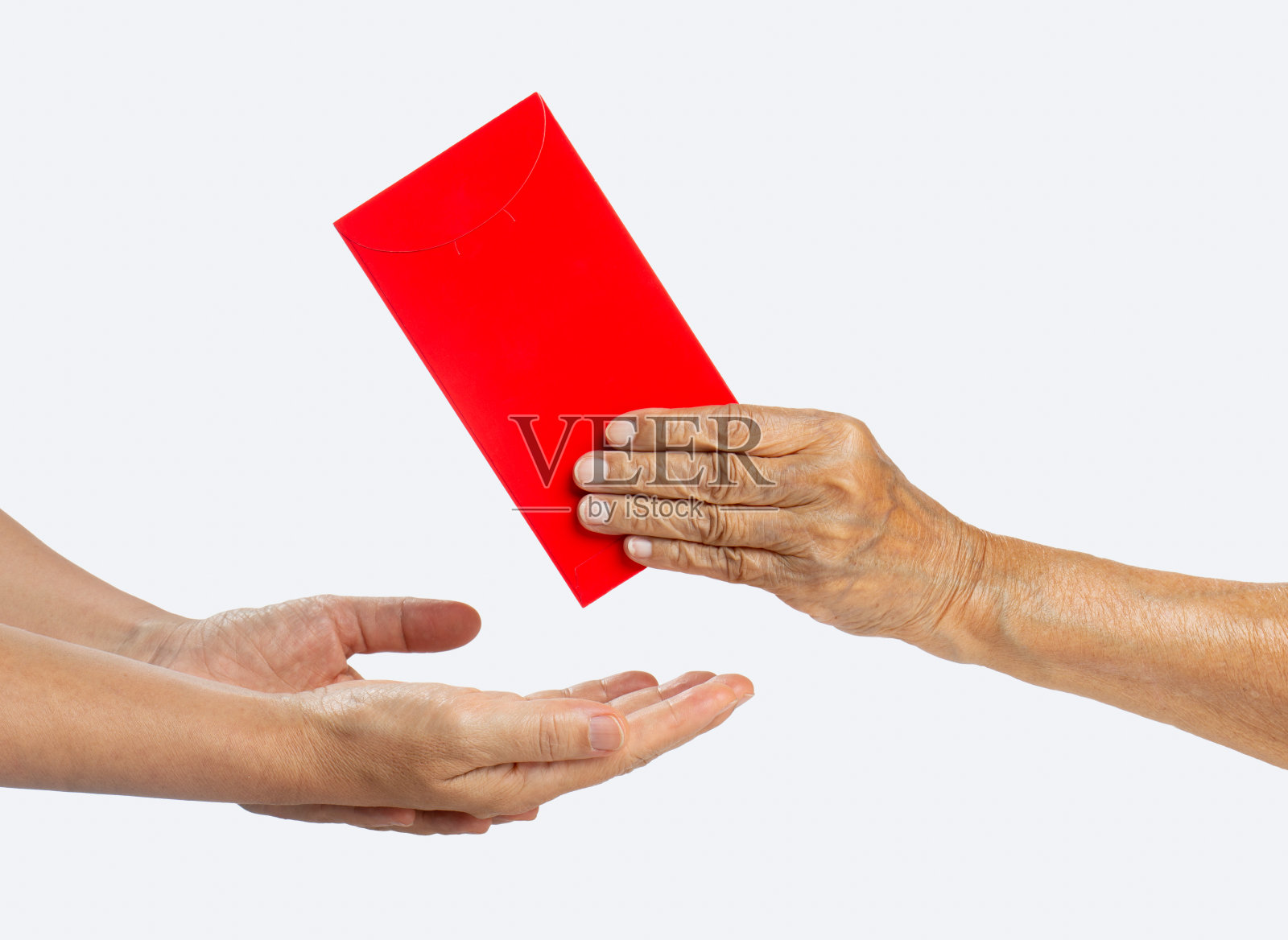 在中国新年庆祝活动中,奶奶给孩子们发红包。照片摄影图片