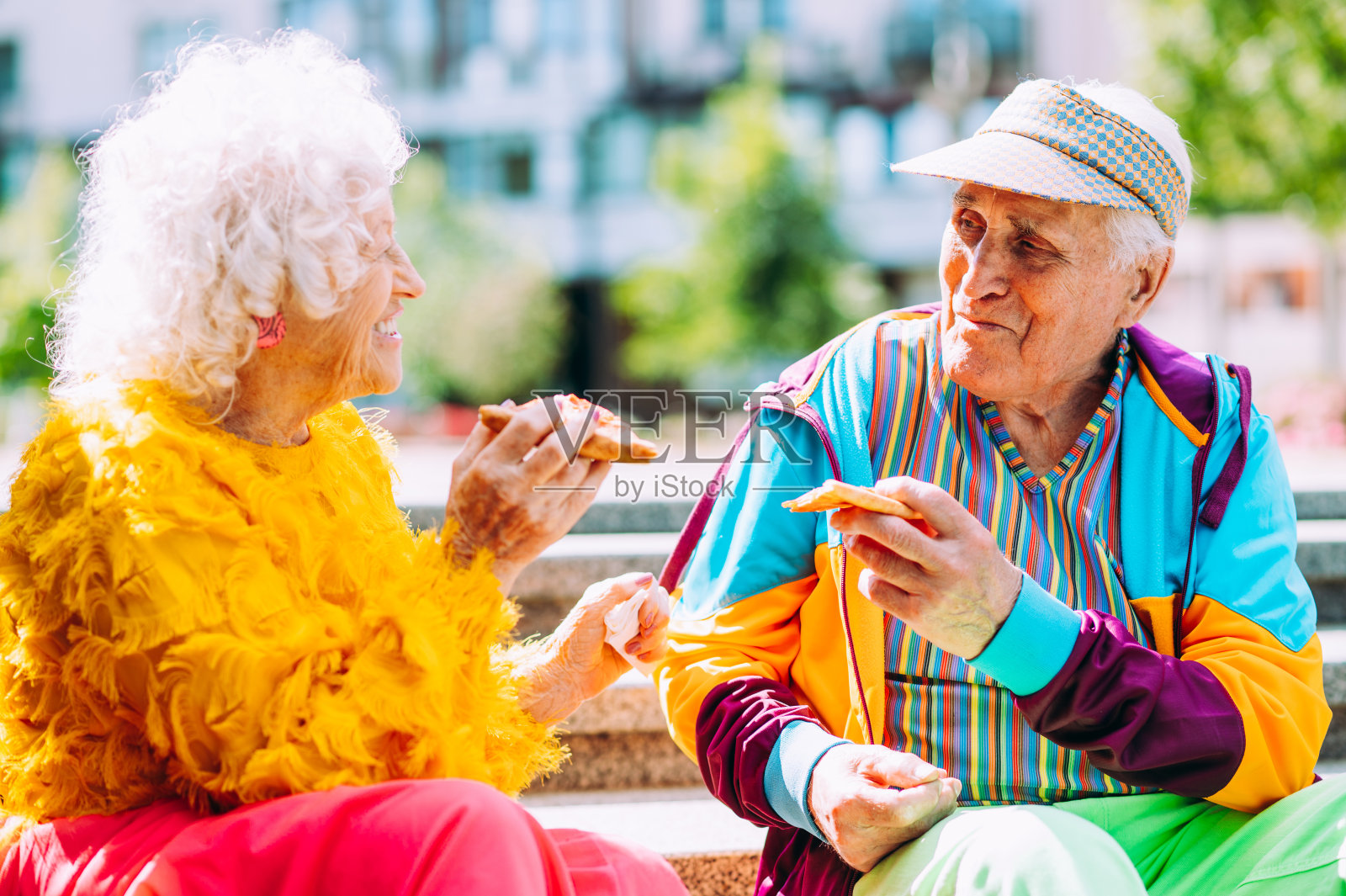 现代老夫妇穿着时髦的彩色衣服照片摄影图片