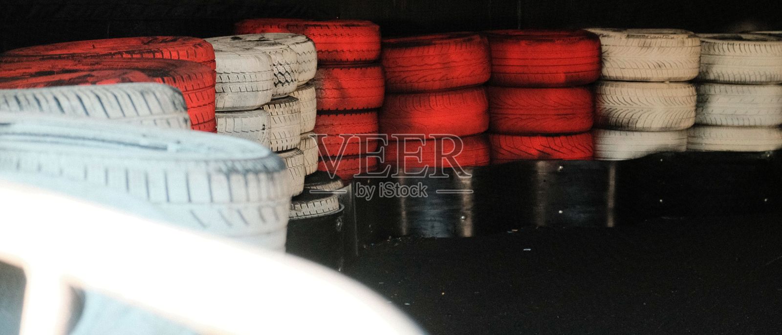 红白轮胎的旧围栏照片摄影图片