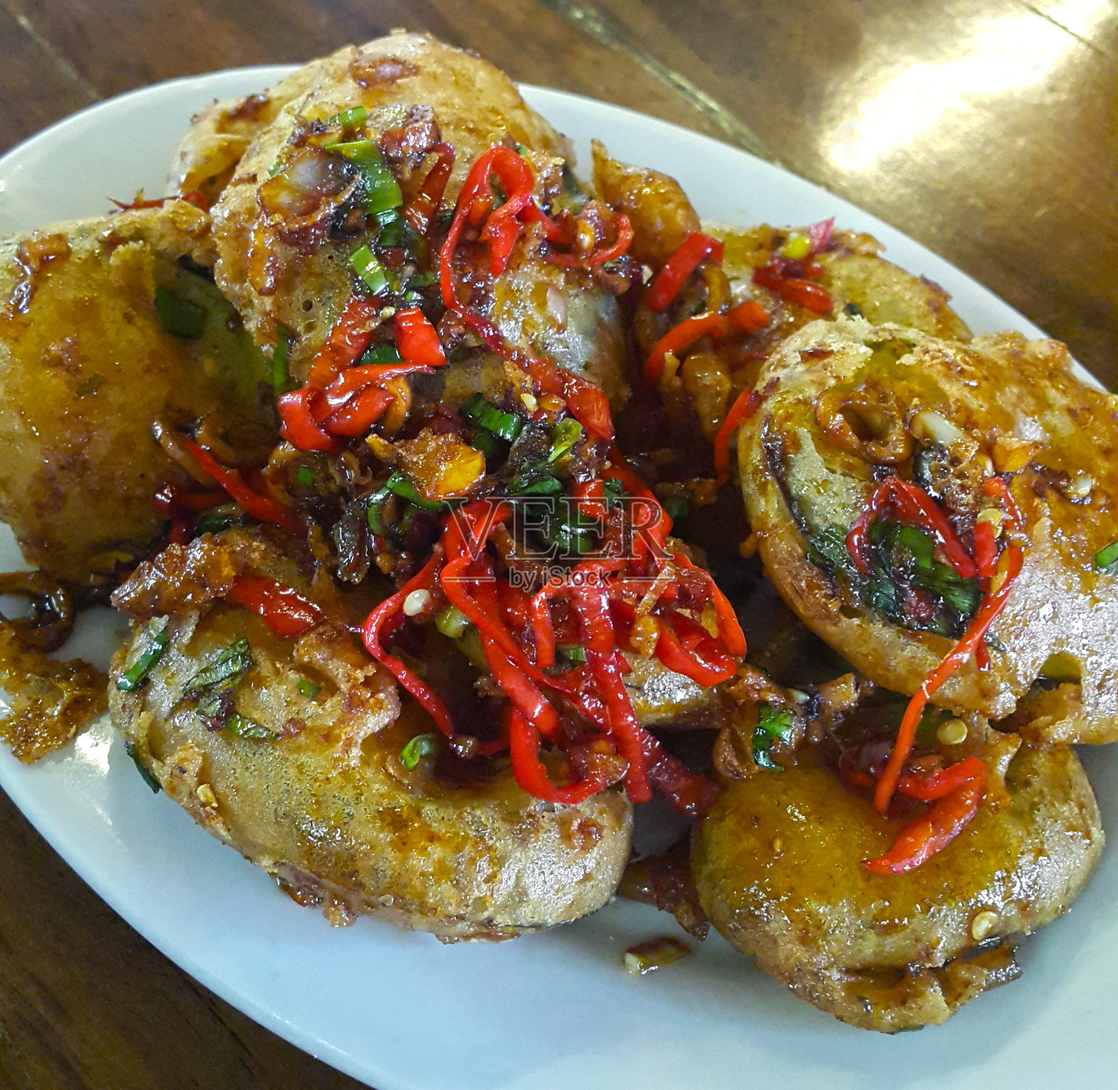 印尼巽他菜:油炸茄子,用鱿鱼、葱和红辣椒做装饰。照片摄影图片